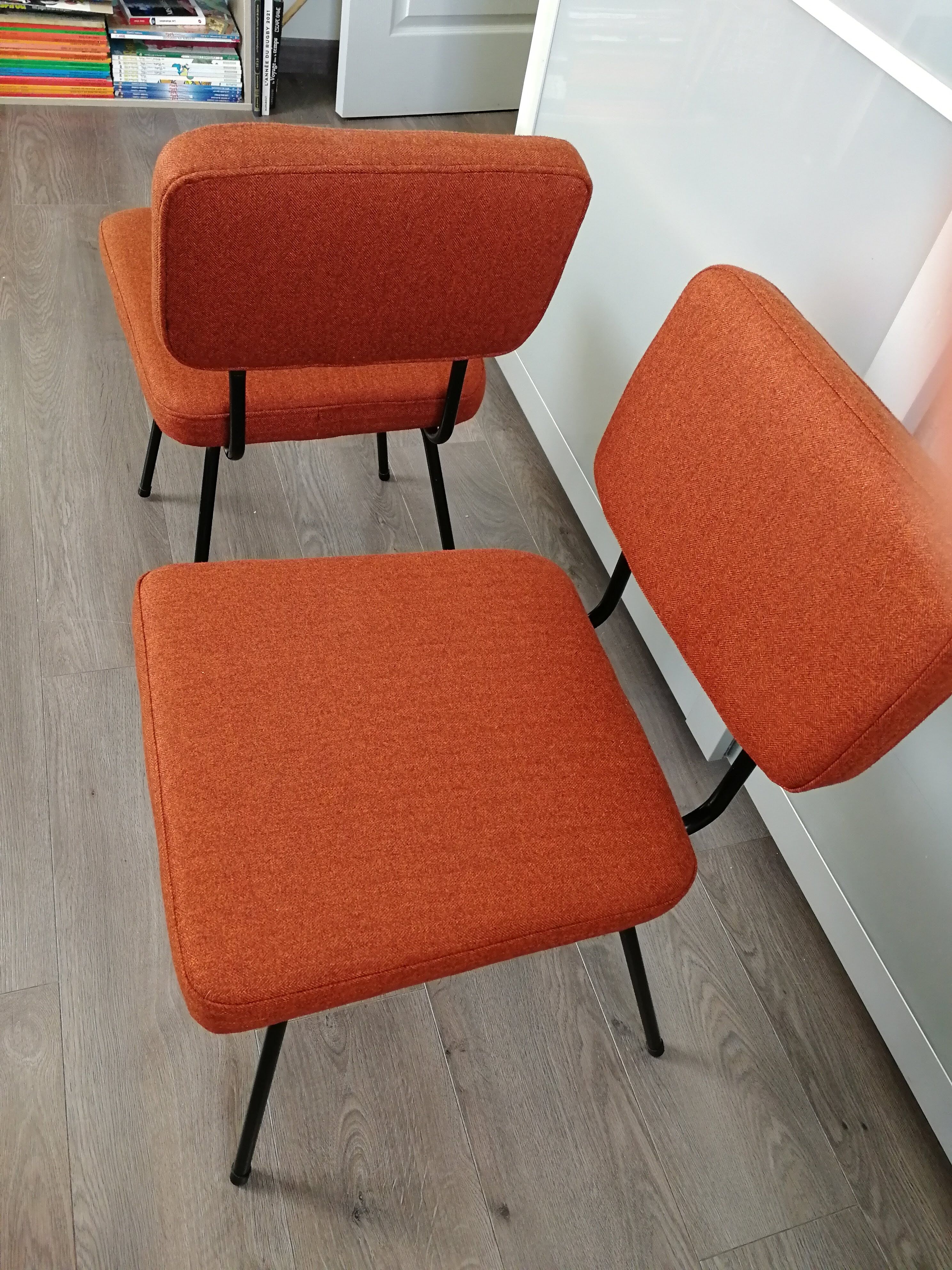 Paire de chaises C57 par Paul Geoffroy édition Airborne