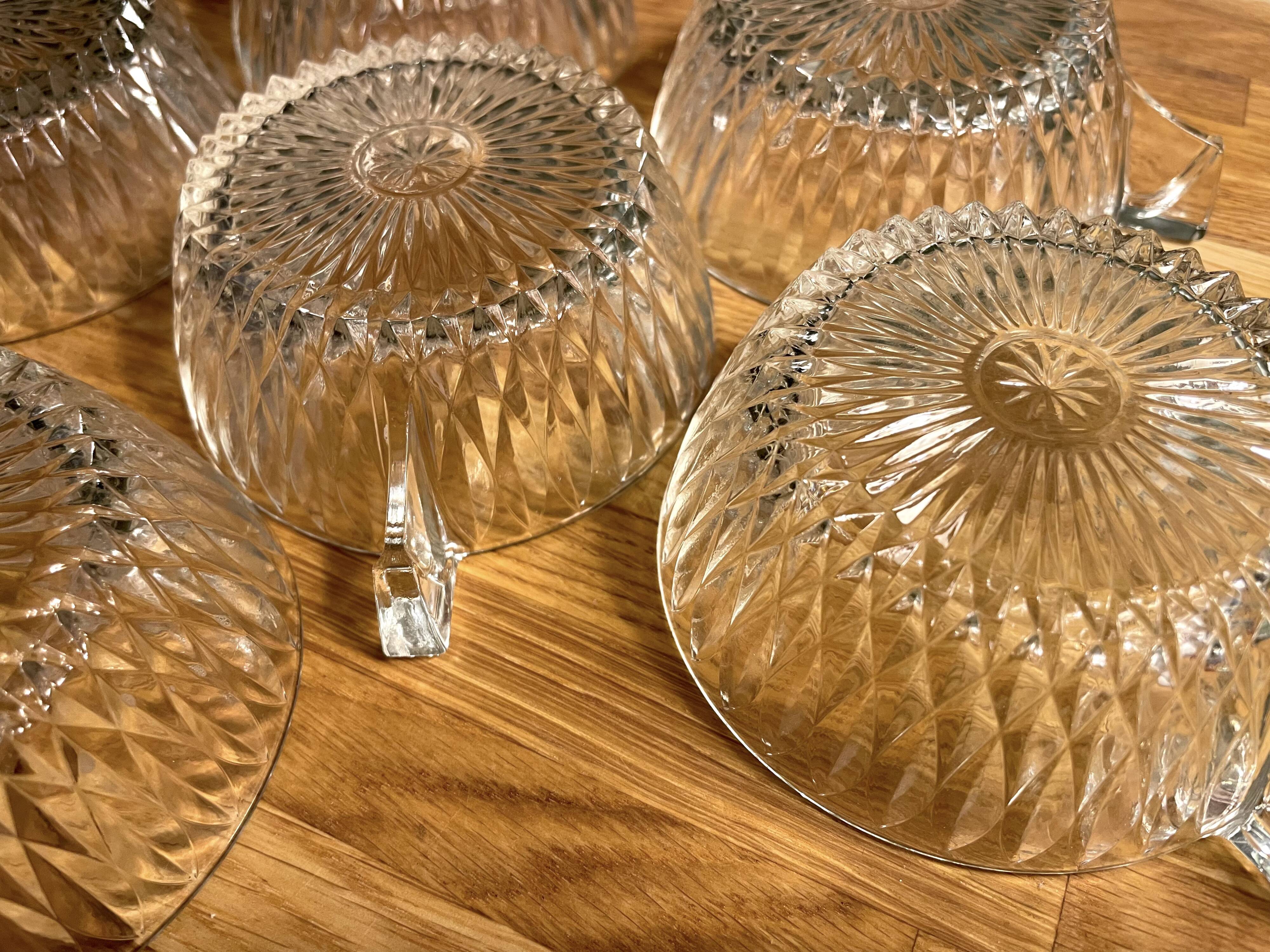 6 tasses à café en verre ciselé vintage en très bon état