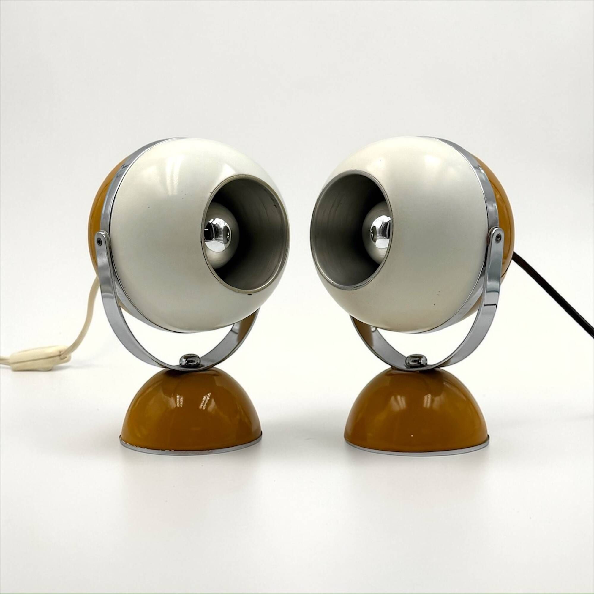 Paire de lampes eyeball Space Age métal blanc moutarde chrome Italie 1960s