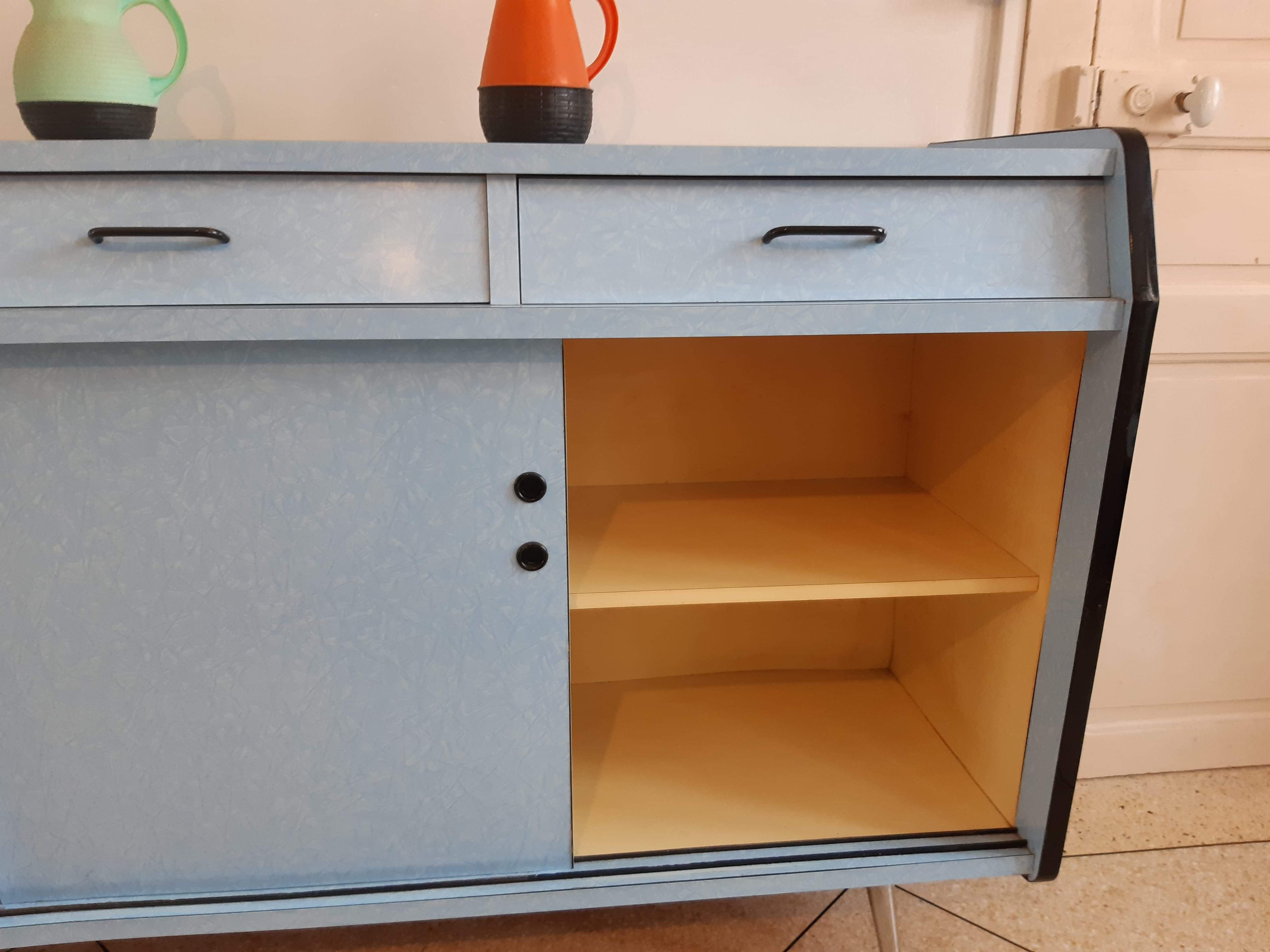 Buffet kitchen low blue formica