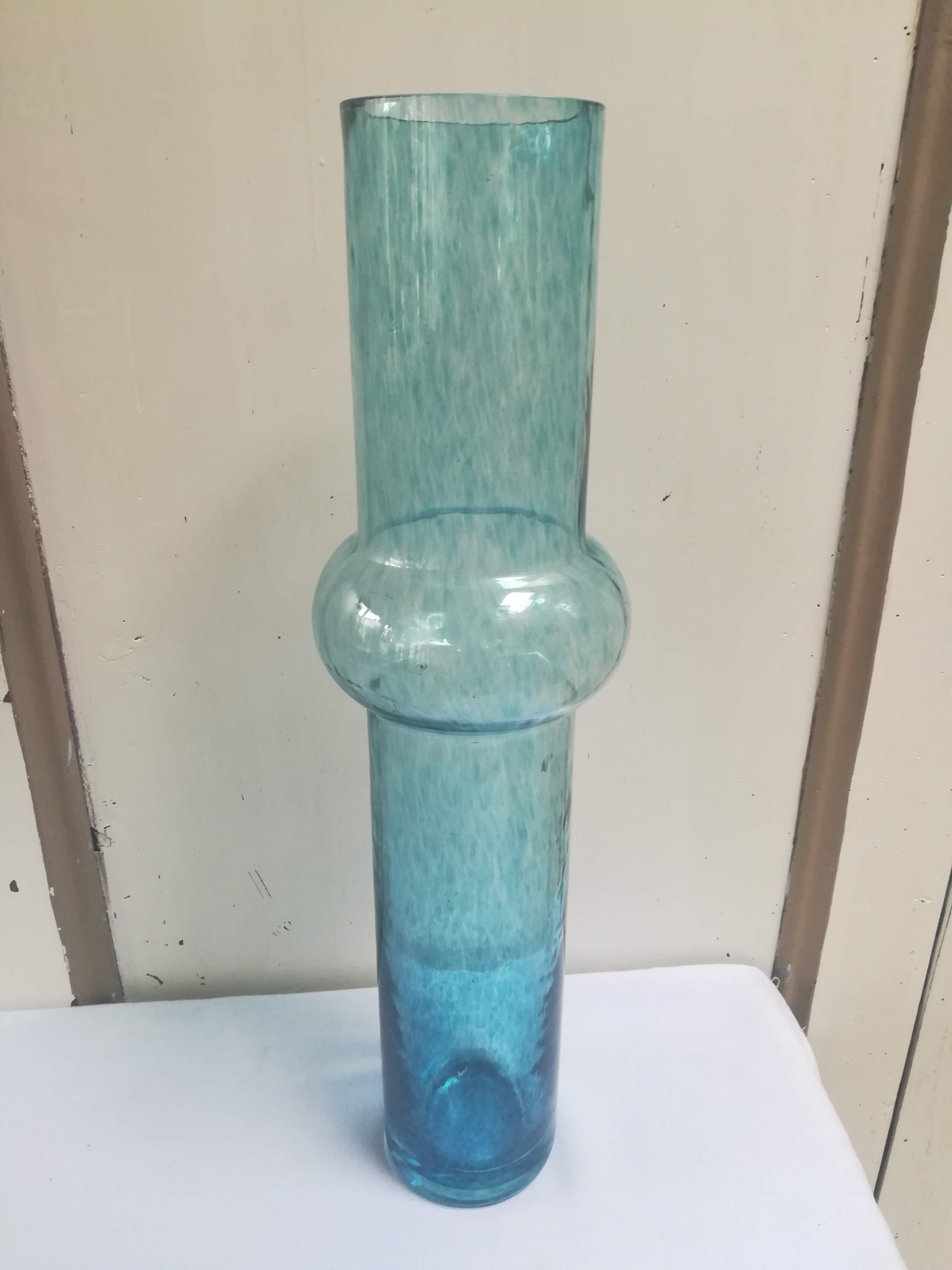 Vase en verre de couleur bleu XXème