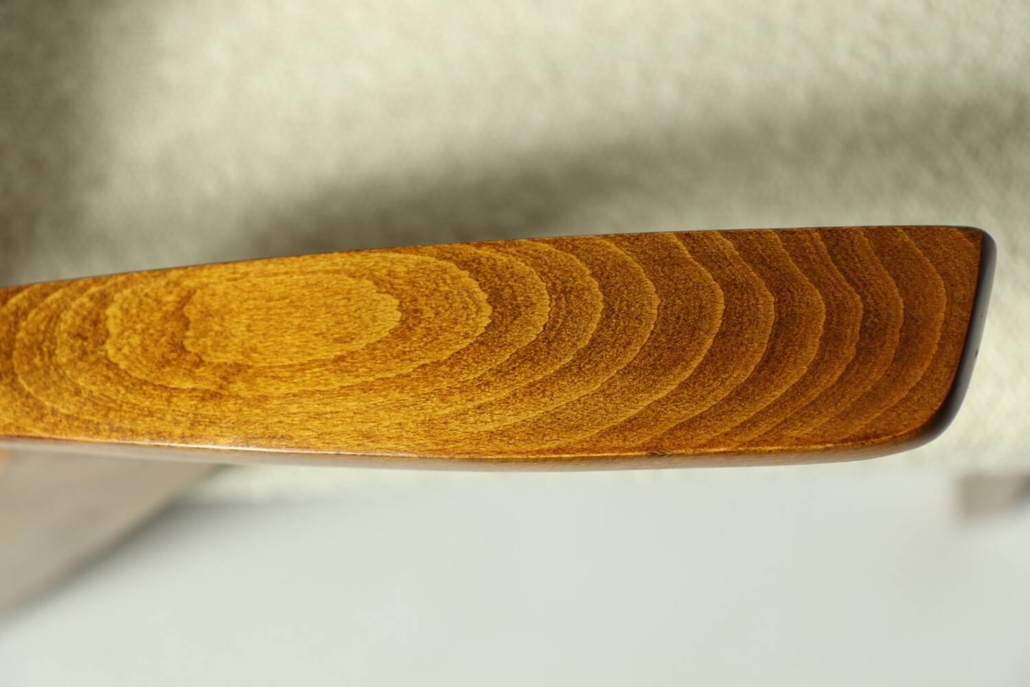 Fauteuil en bois et tissu bouclette beige clair restauré, design Puchala 1970
