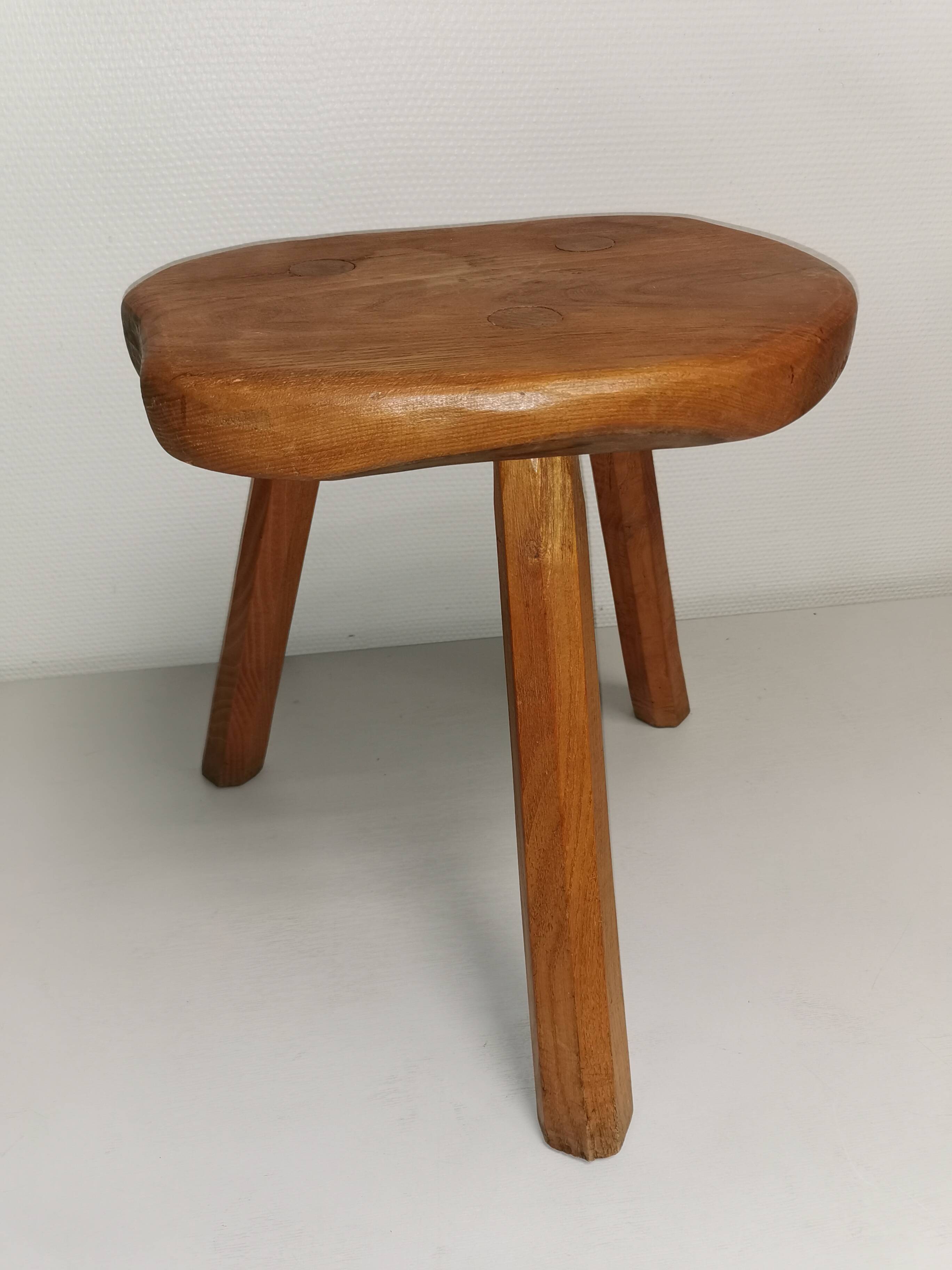 Brutalist wooden stool, tripod base, door plants 50s 60s