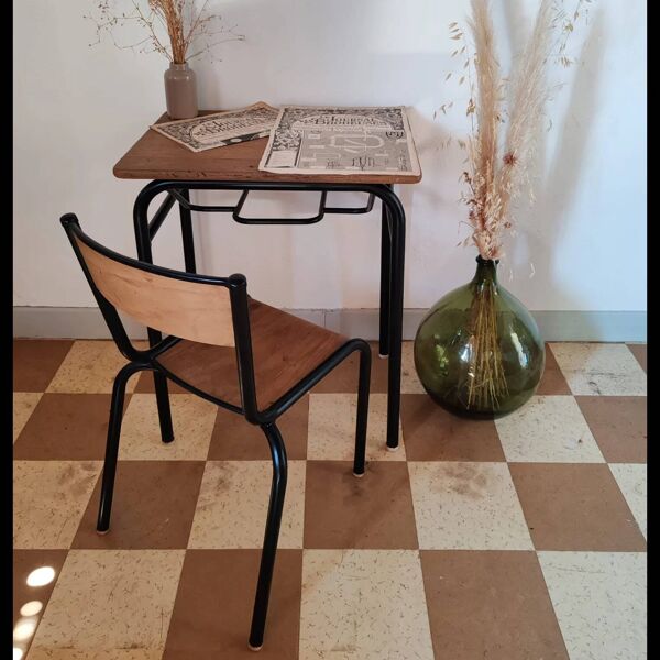Ensemble de bureau d'écolier et chaise