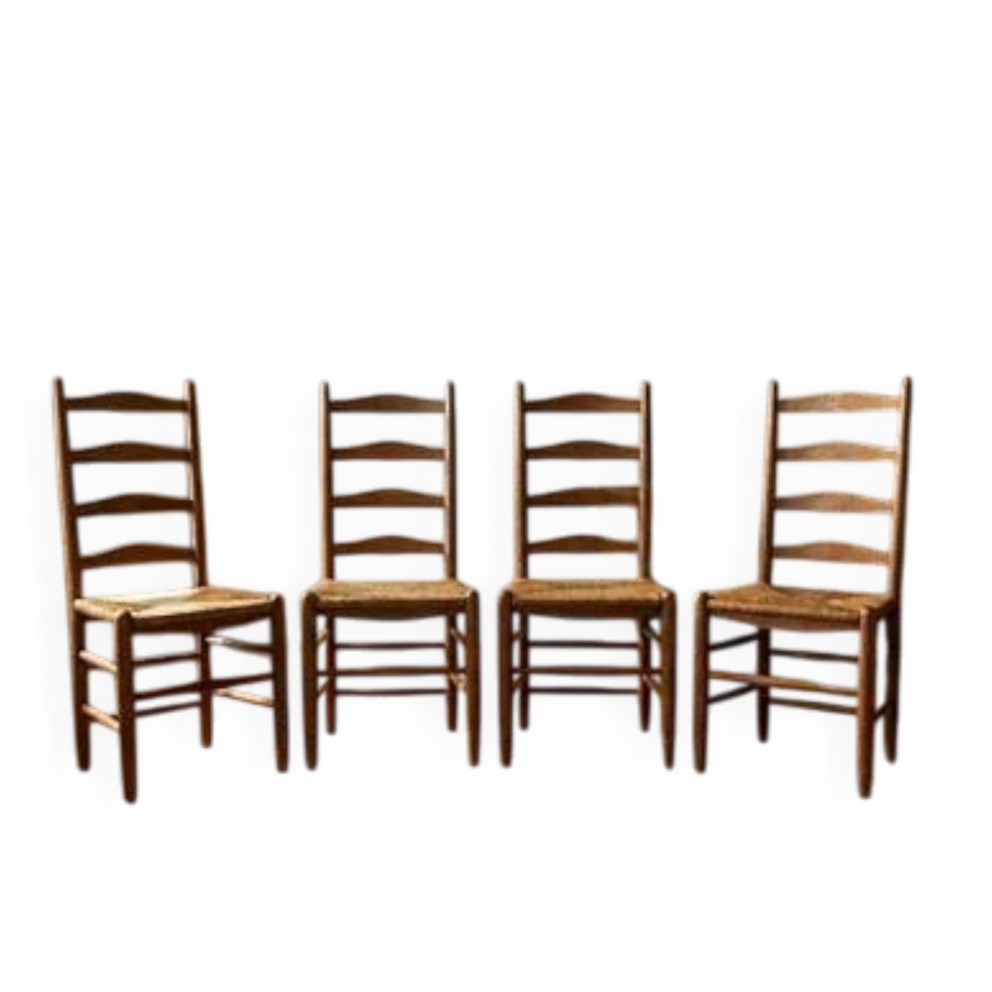 Ensemble de 4 chaises de salle à manger, chaises à dossier échelle en chêne rustique, années 1960, Belgique, sièges en osier.