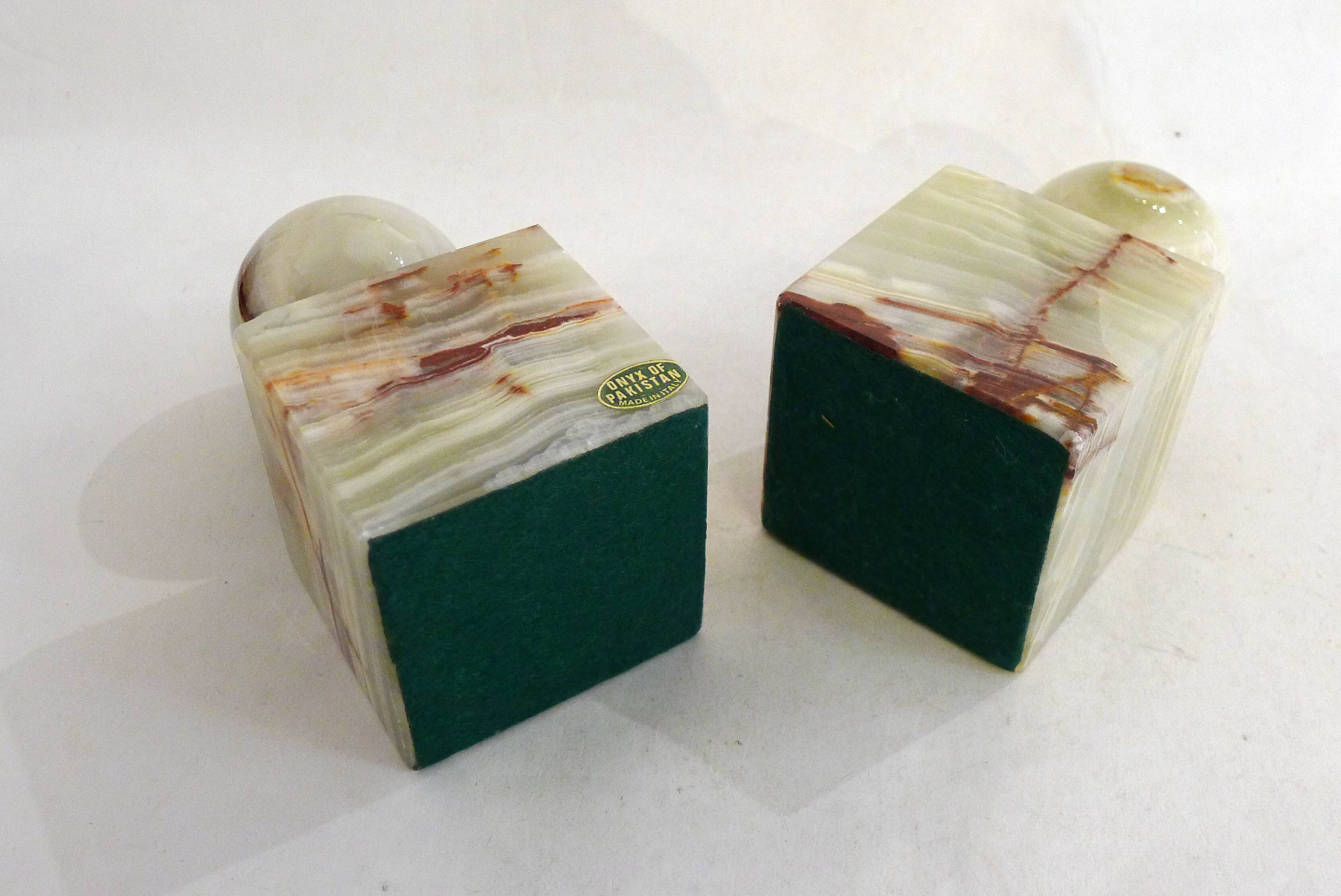 Pair of sculptural mid-century bookends in Onyx, Italy.