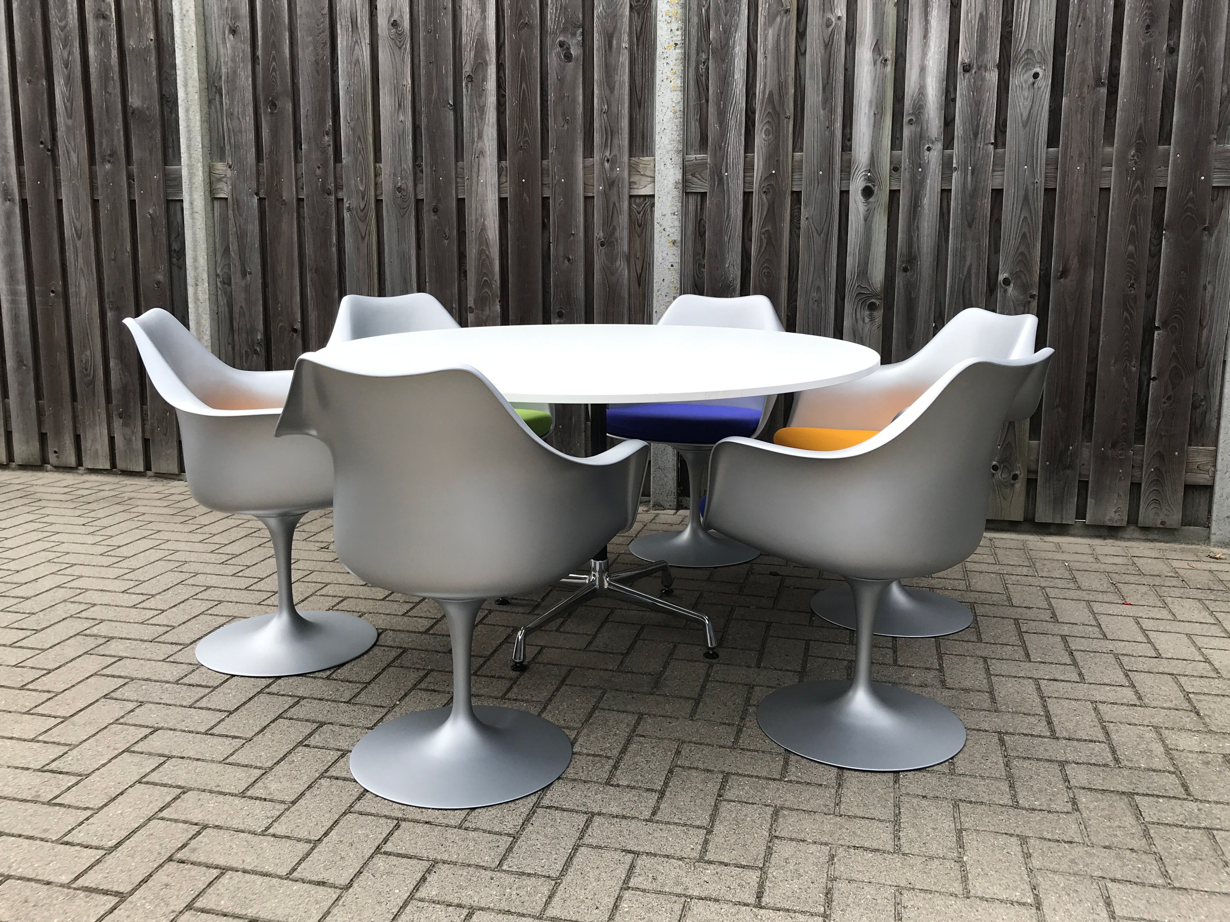 Round dining table by Charles & Ray Eames for Vitra 1980