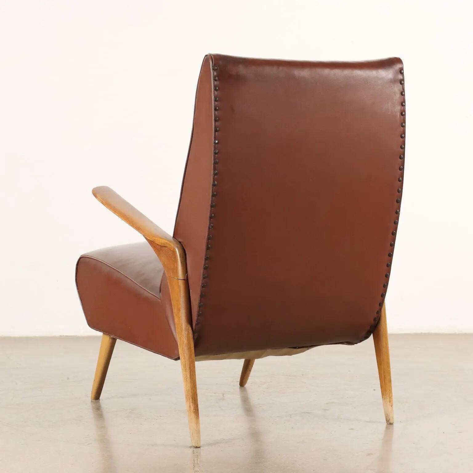 Fauteuil vintage en bois, rembourrage à ressorts, similicuir, années 1950