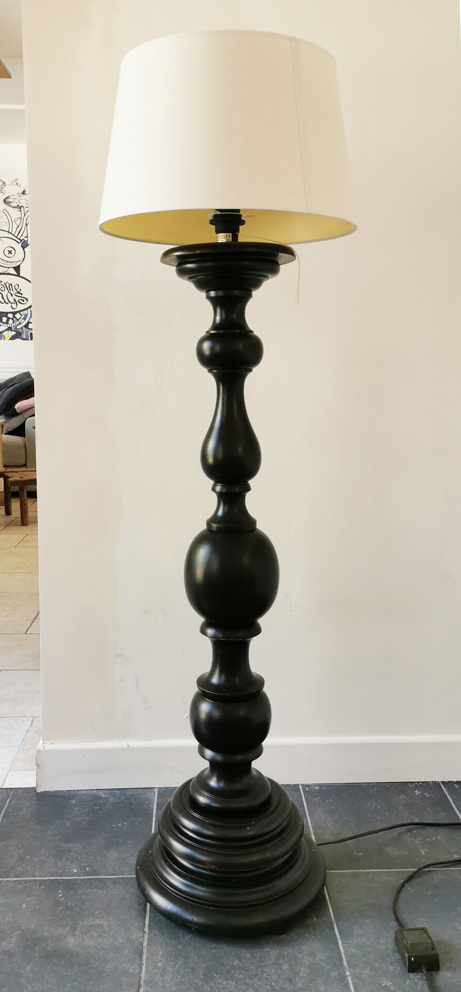 2 solid wooden lampposts