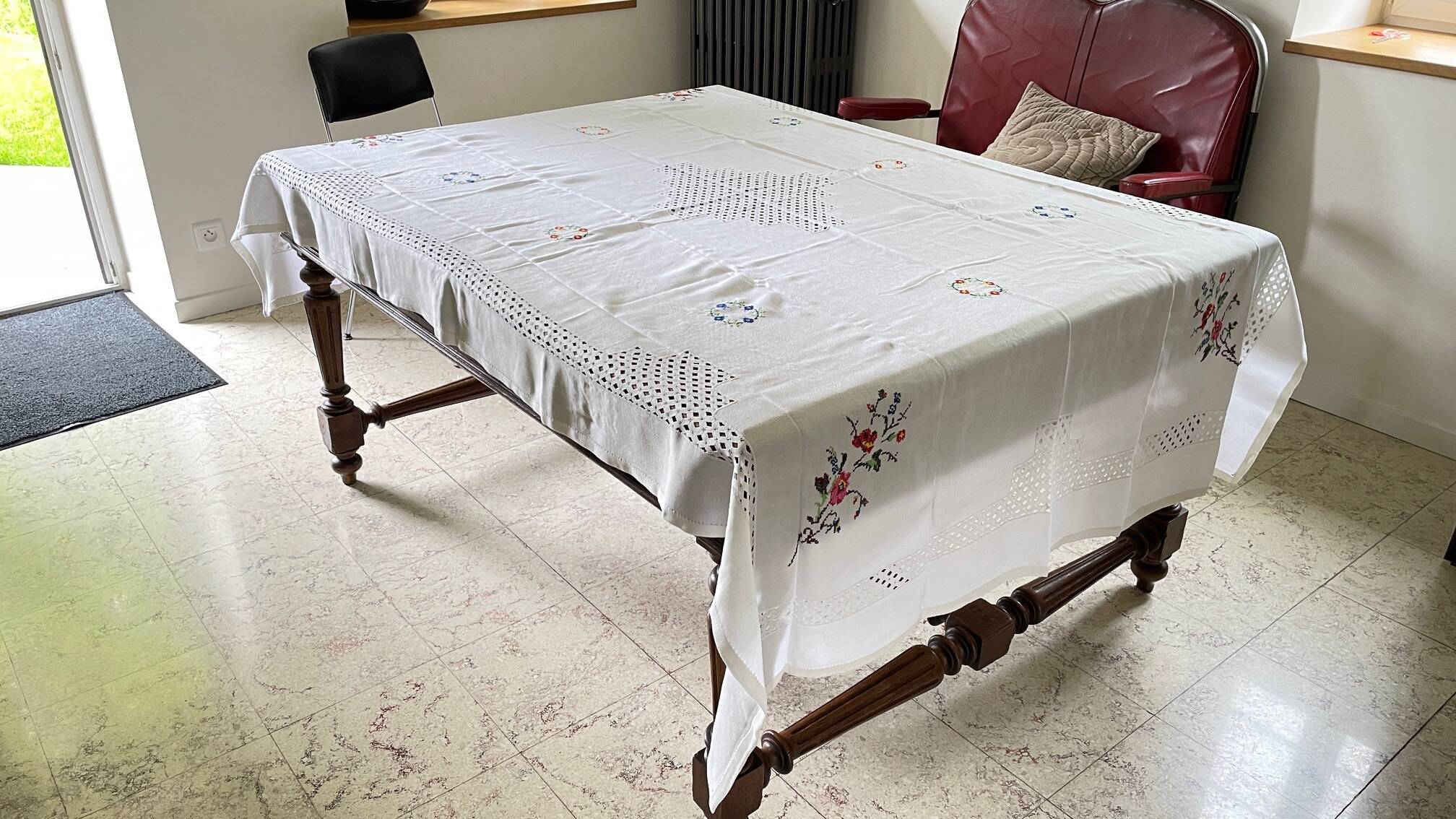 Embroidered tablecloth and 12 vintage napkins