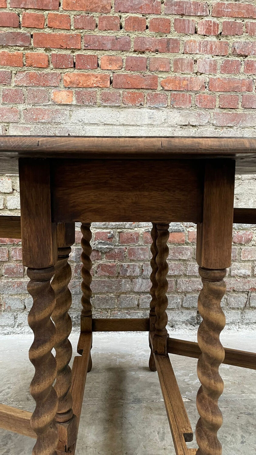 Antique Oak Oval Drop-Leaf Table with Barley Twist Legs – Gateleg Tabl