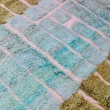Tapis marocain vert amande et bleu vert à reliefs moderne