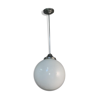 Suspension chrome et grand globe opaline