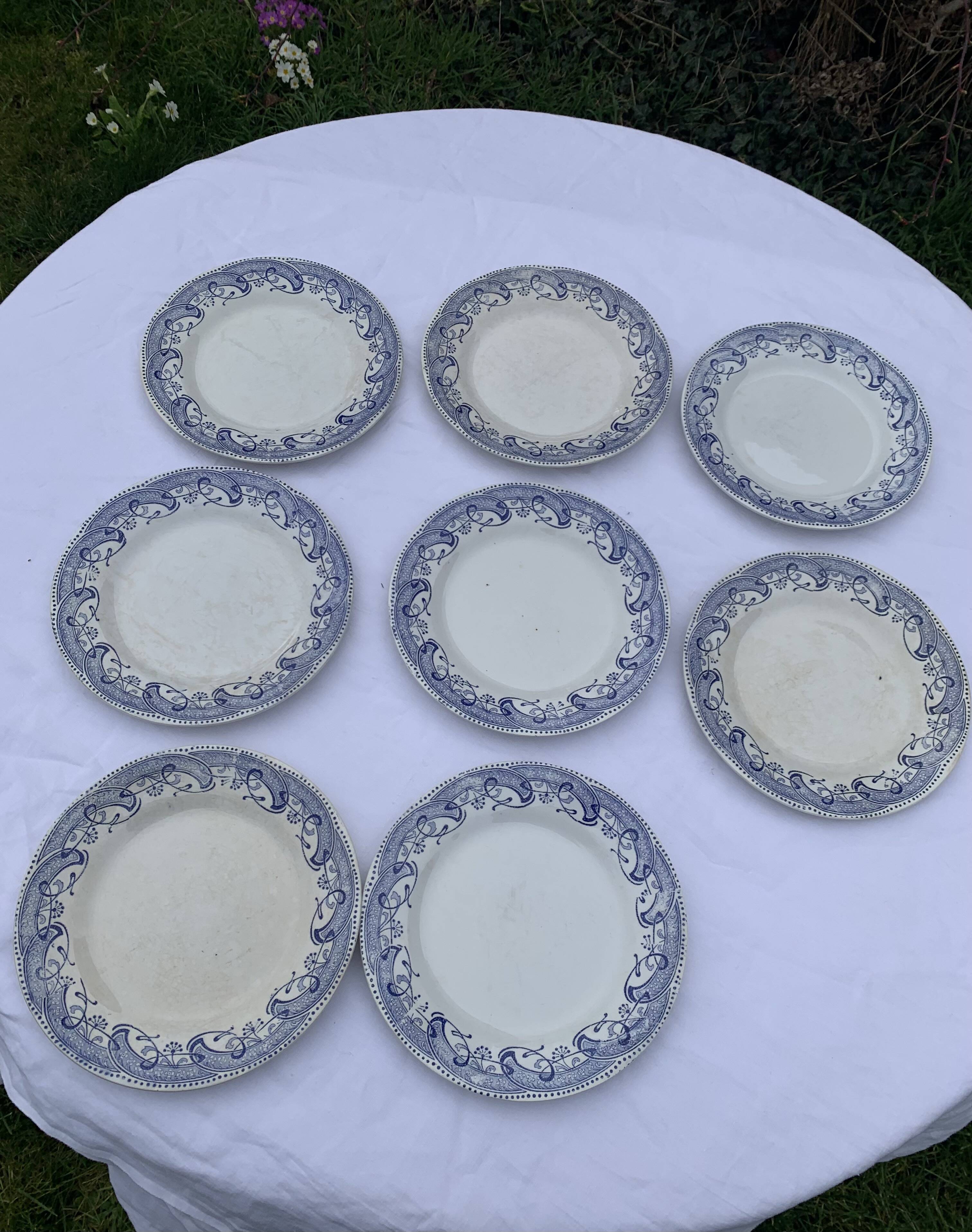 8 petites assiettes en faience terre de fer creil et montereau modele moscou, decor bleu anciennes