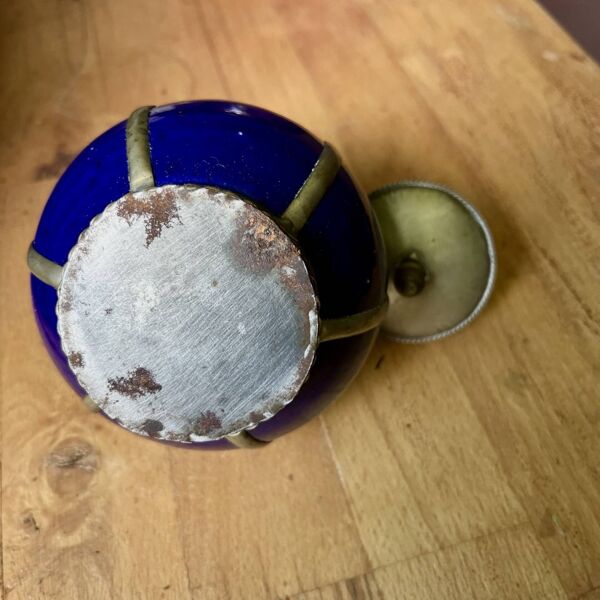 Petit pot récipient en céramique bleu avec monture métallique et couve