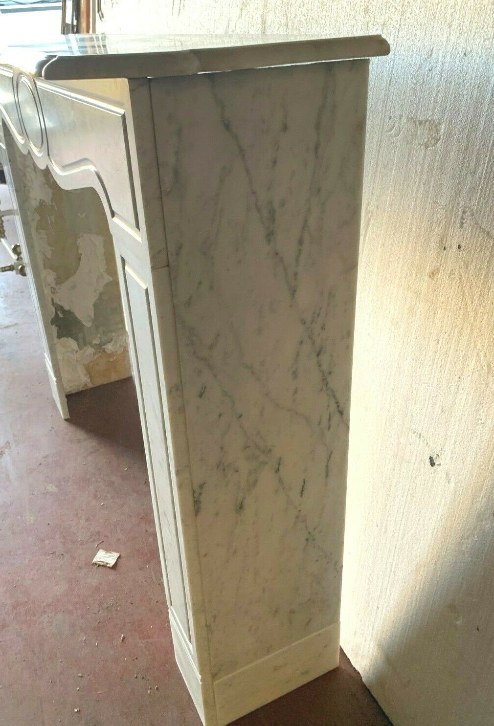 Veined white marble fireplace "model Pompadour a right jambage"