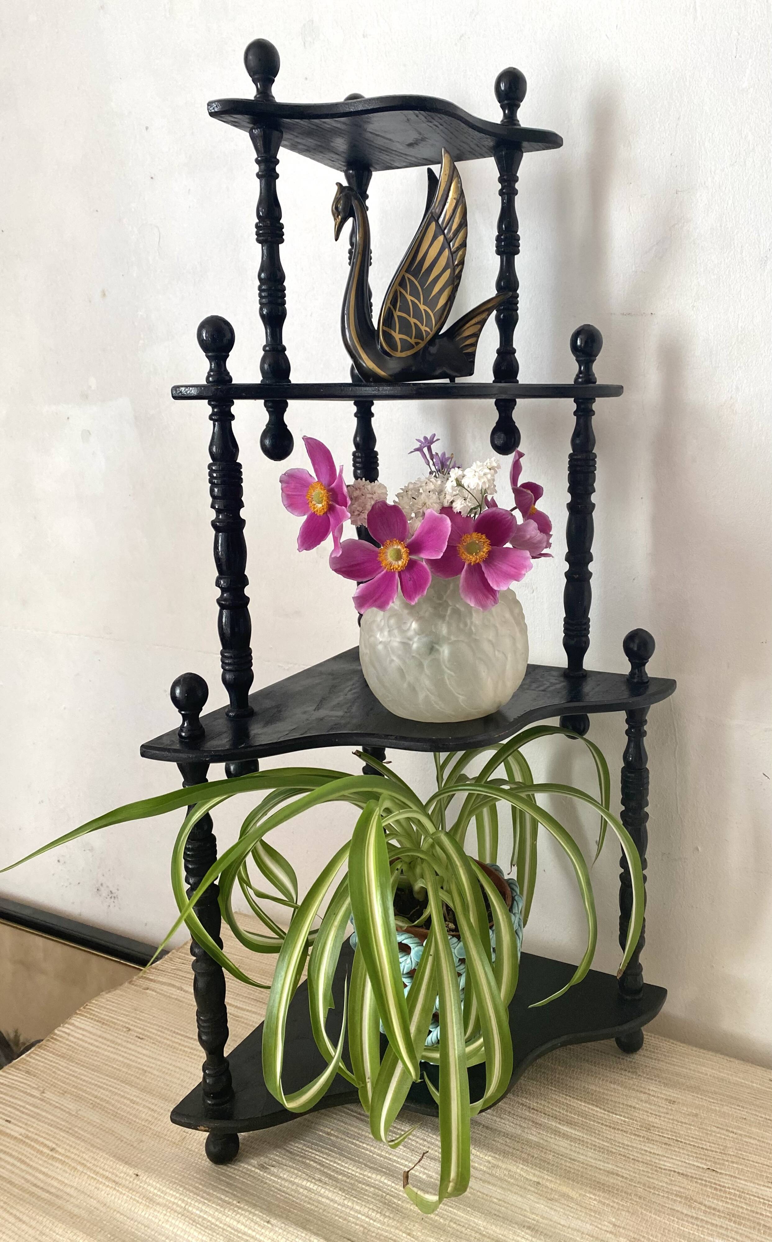 Corner shelf to place or hang in black lacquered wood