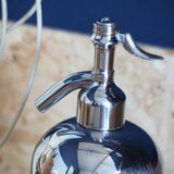 Siphon en métal argenté.
