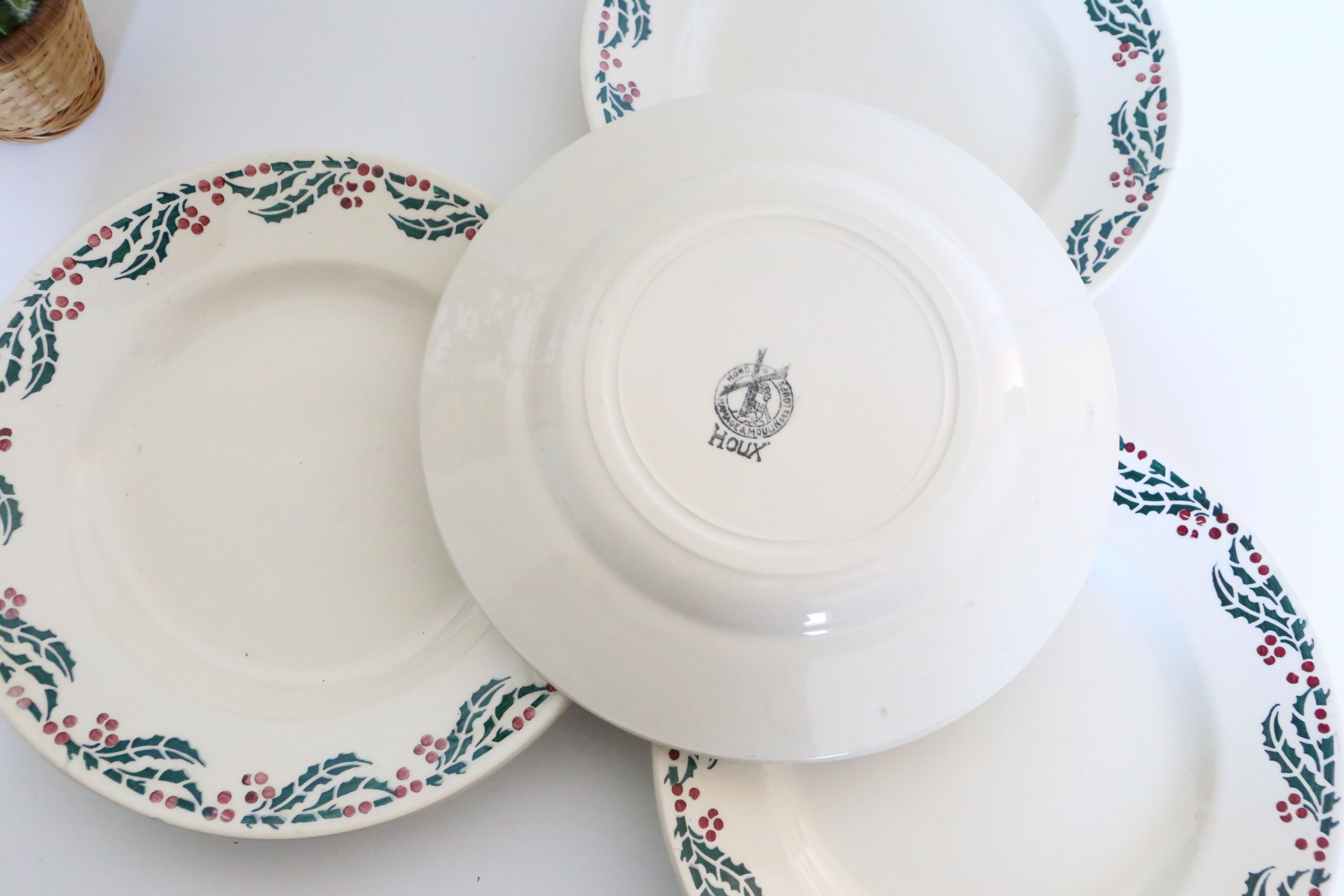 Set of 8 flat plates Moulin des Wolves, Holly motif