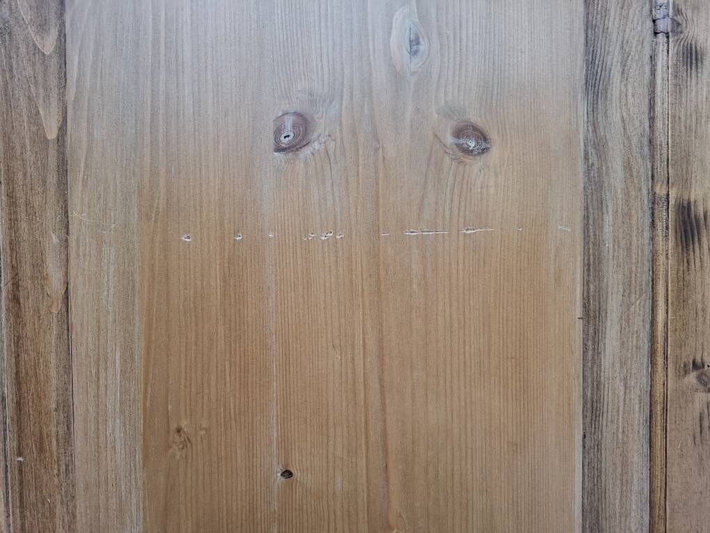 Wooden screen with 3 panels - 2 panels with stripes and perfect hinges.