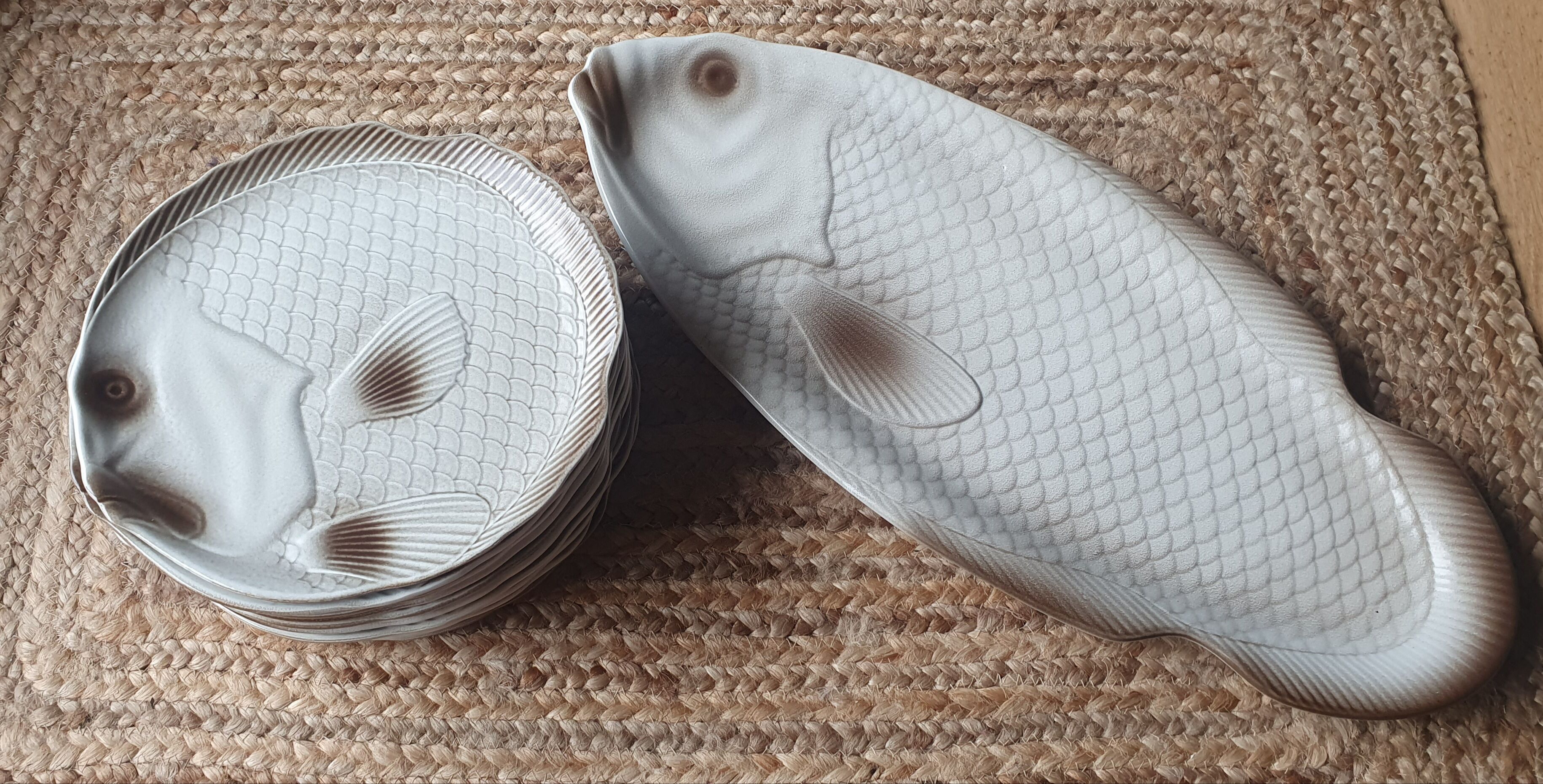 Set of 12 dinner plates and dish