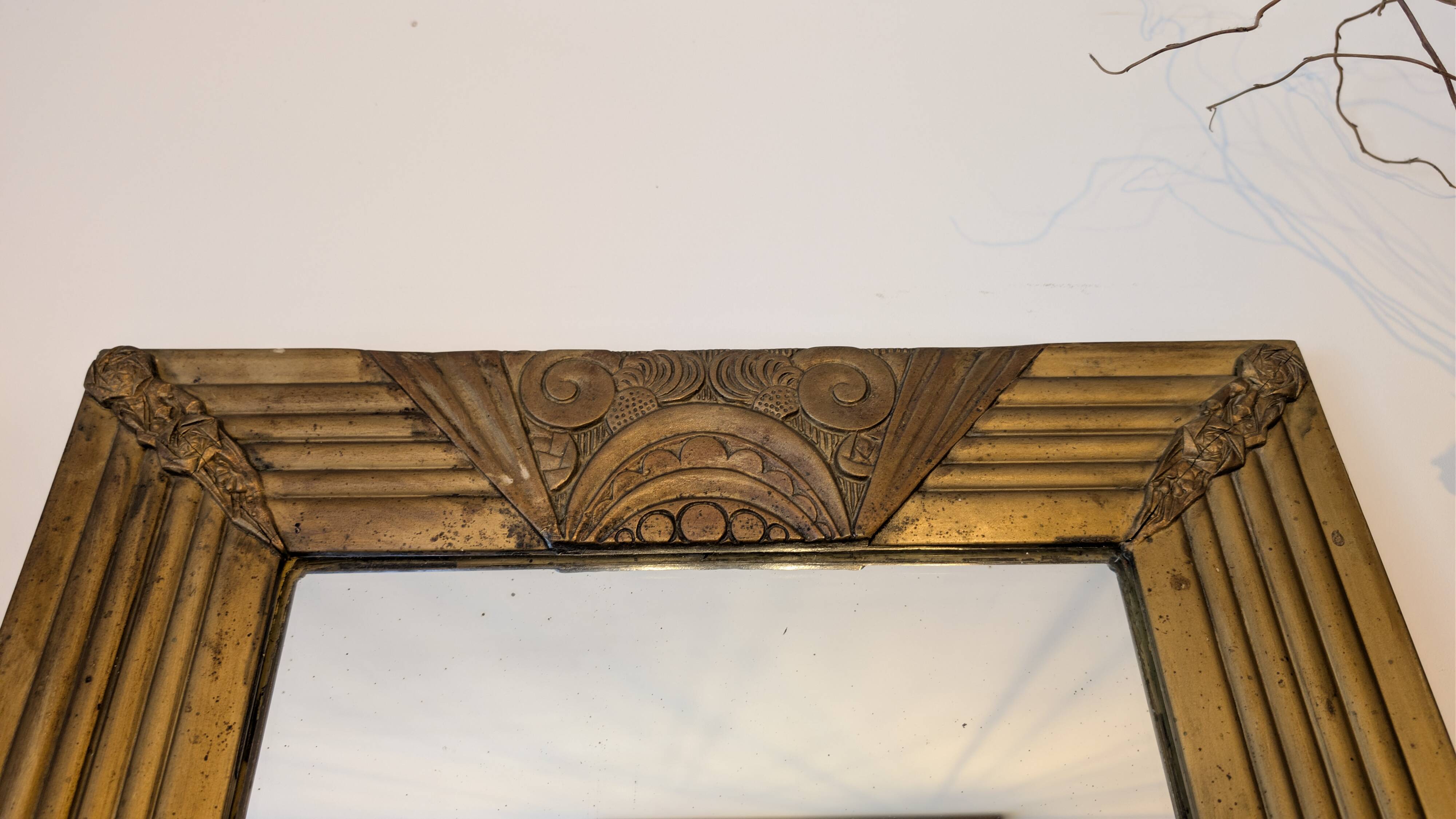 Golden Art Deco style mirror 54 x 72 cm – Geometric relief and elegance