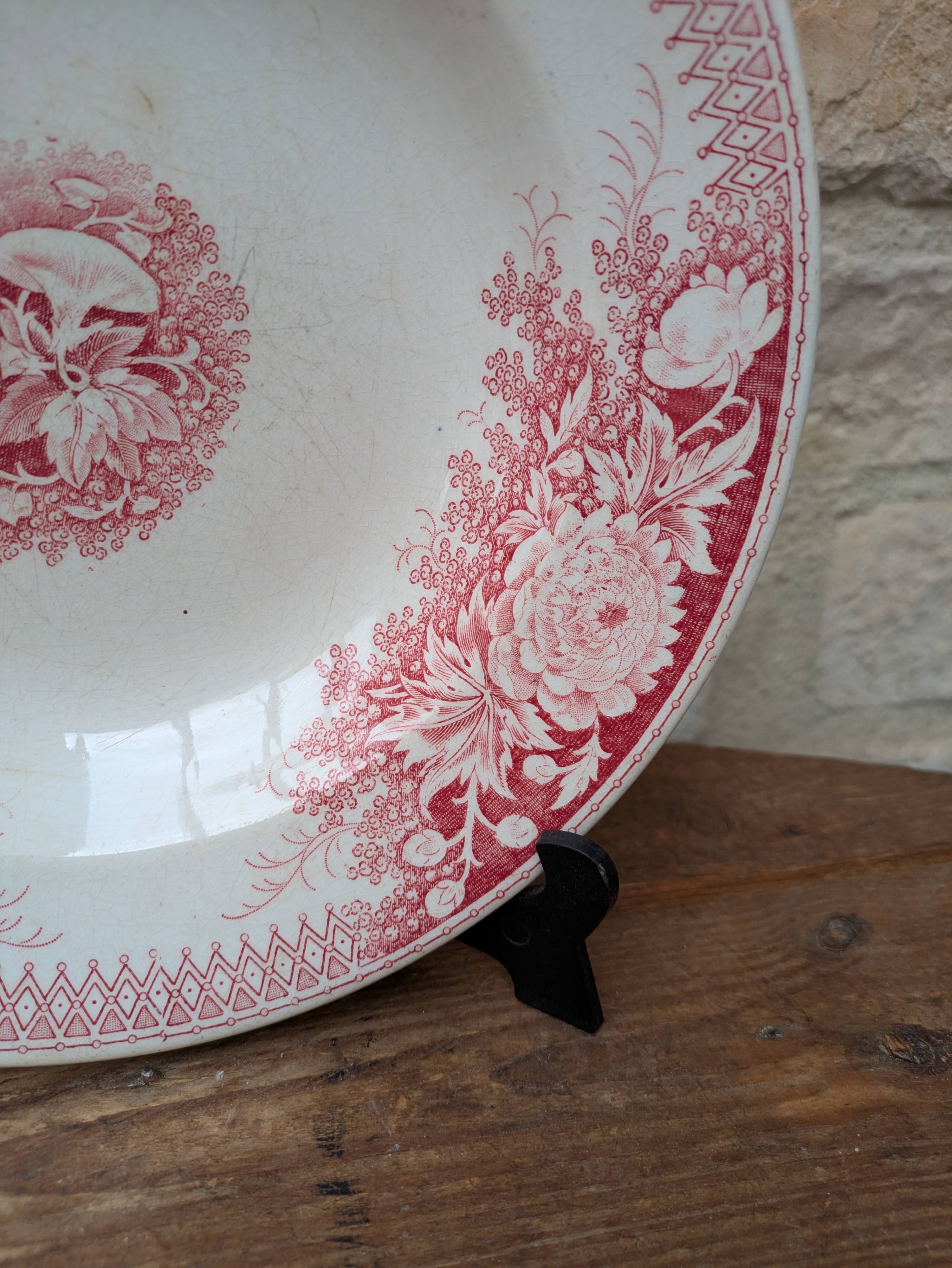 Hollow plate U et Cie Sarreguemines model Jardinière with pink flower decoration.