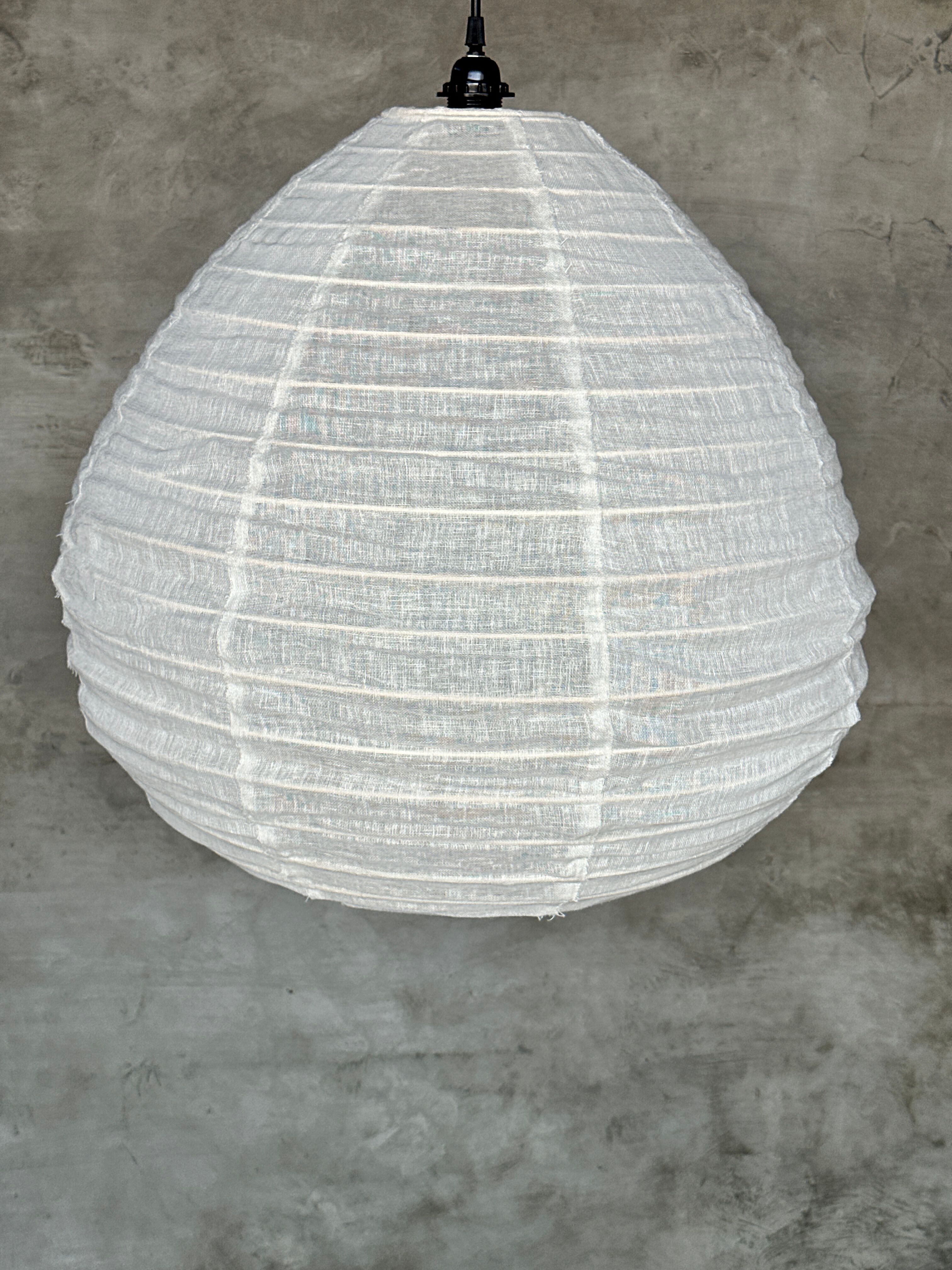 Average suspension in rattan and natural linen with a Japanese droplet shape H