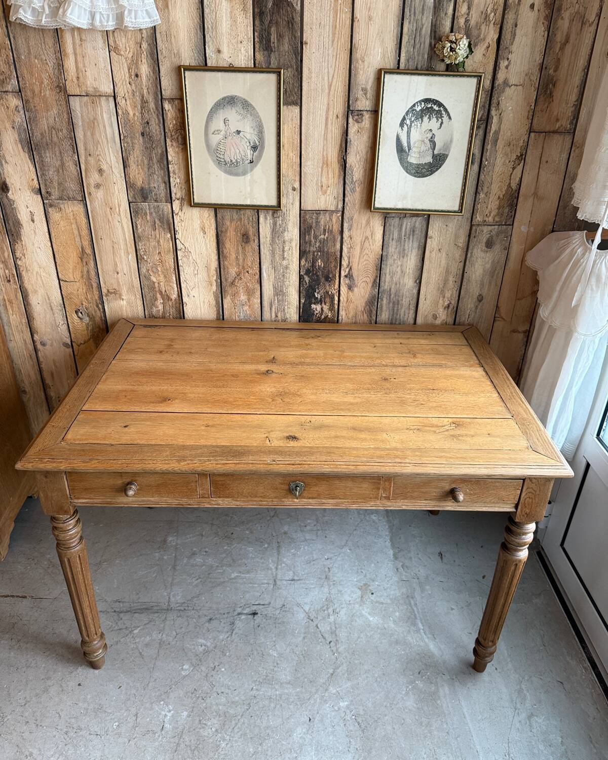 Large desk with turned legs in solid oak (renovated)