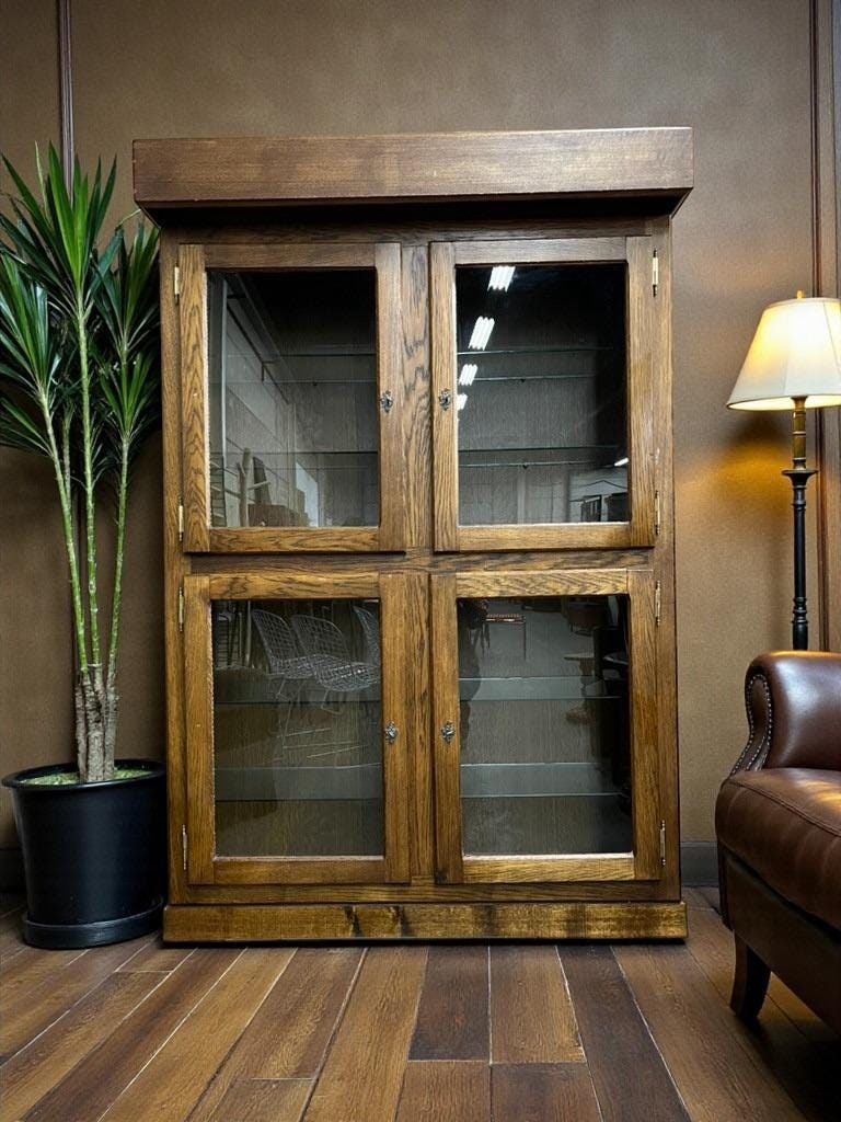 Vitrine vintage robuste en bois / armoire
