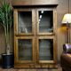 Vitrine vintage robuste en bois / armoire