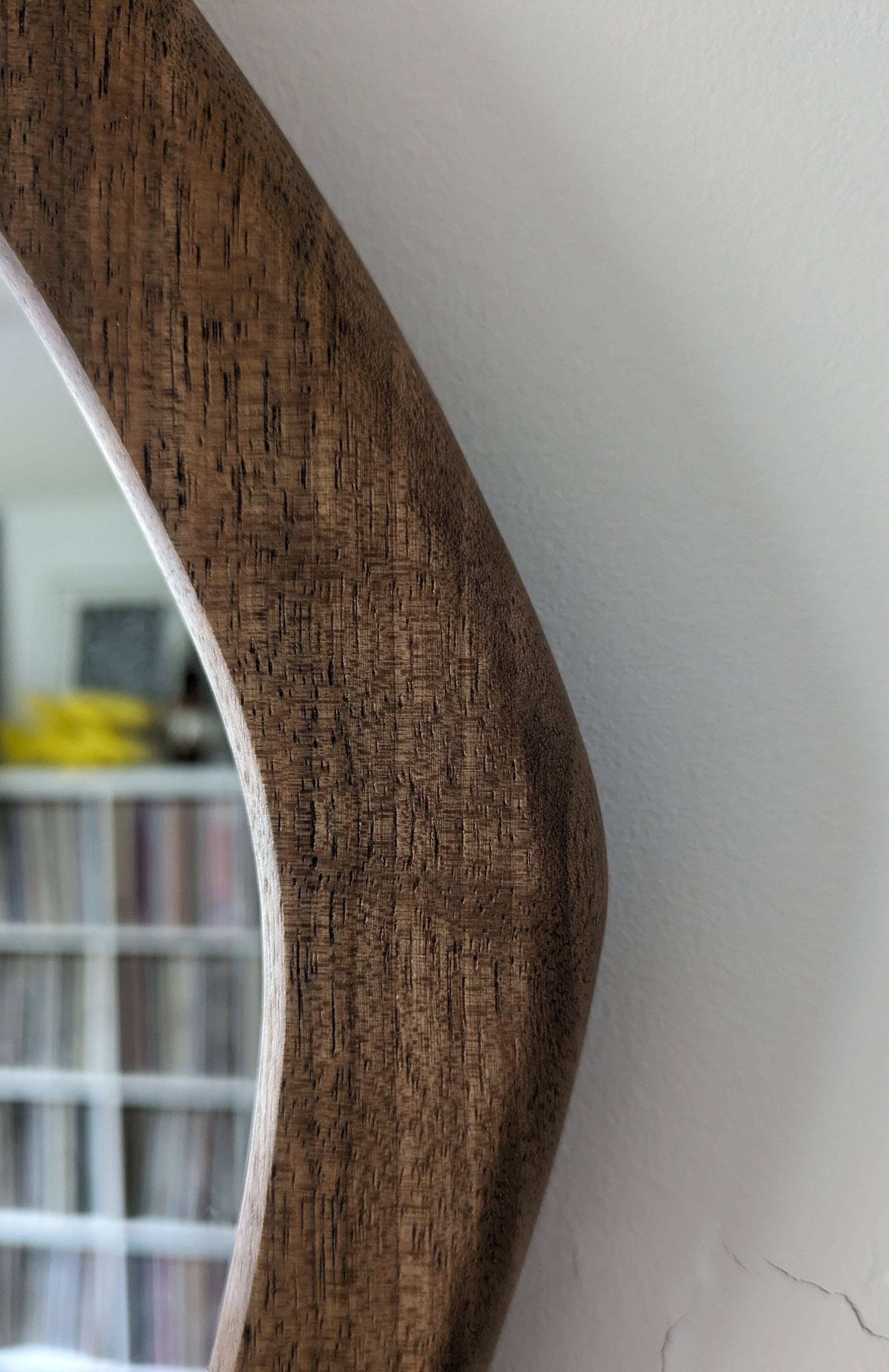 Miroir en noyer massif de style mid-century modern / scandinave