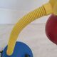 Lampe de bureau couleur Memphis rouge bleu jaune