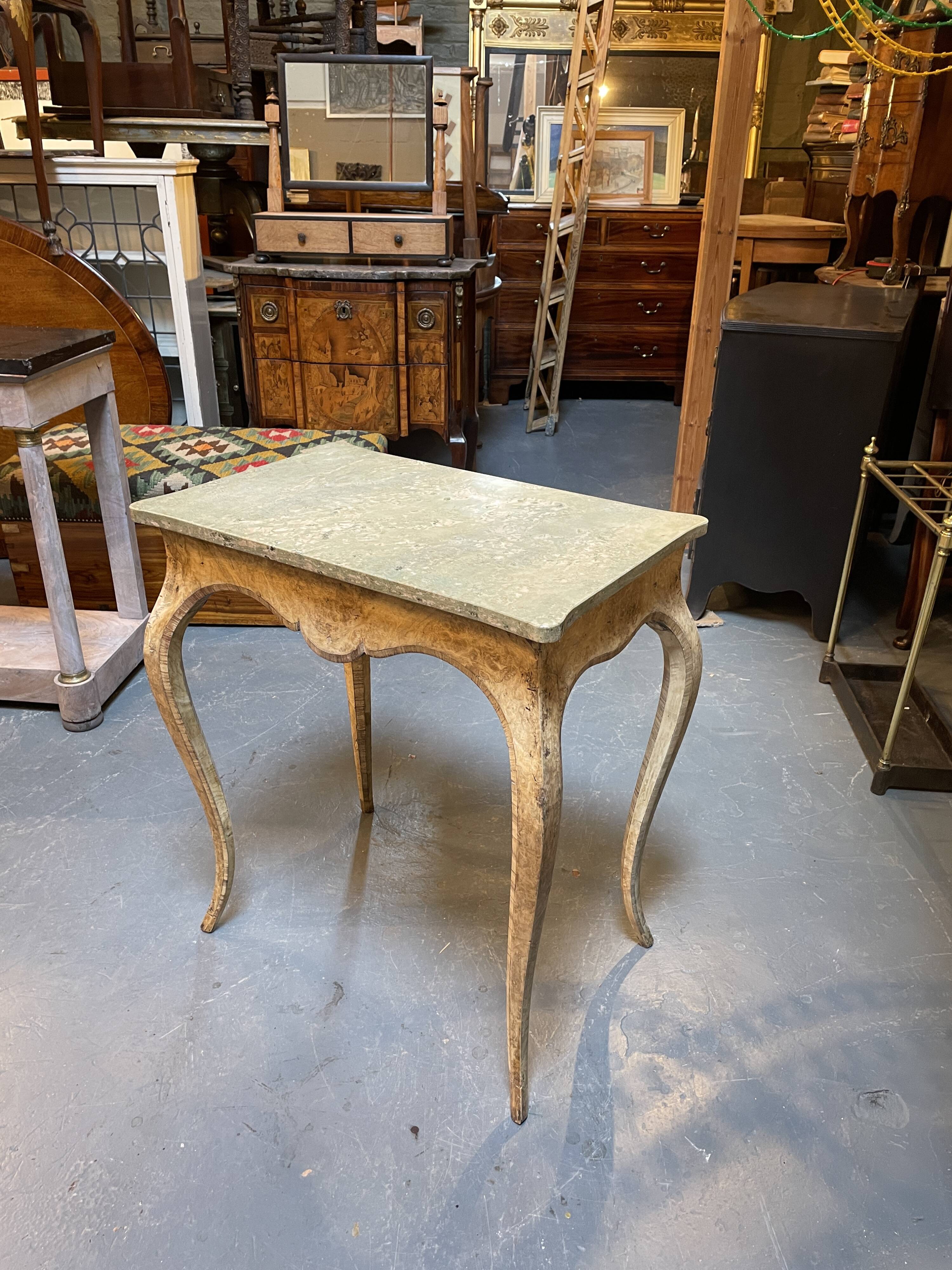 Petite table d'appoint victorienne en noyer