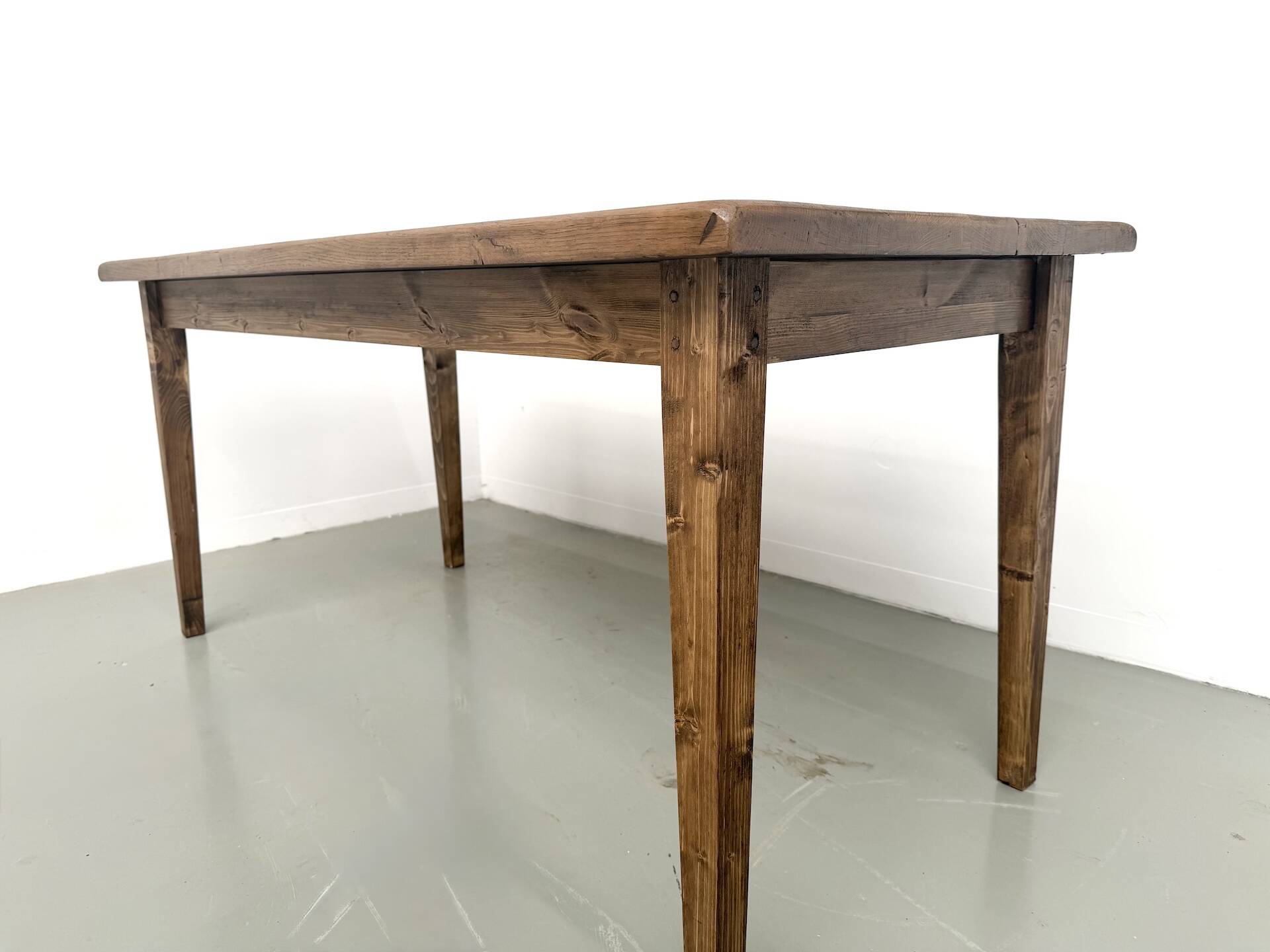 Table de ferme en chêne massif, pieds fuseaux en pin, France, années 1950