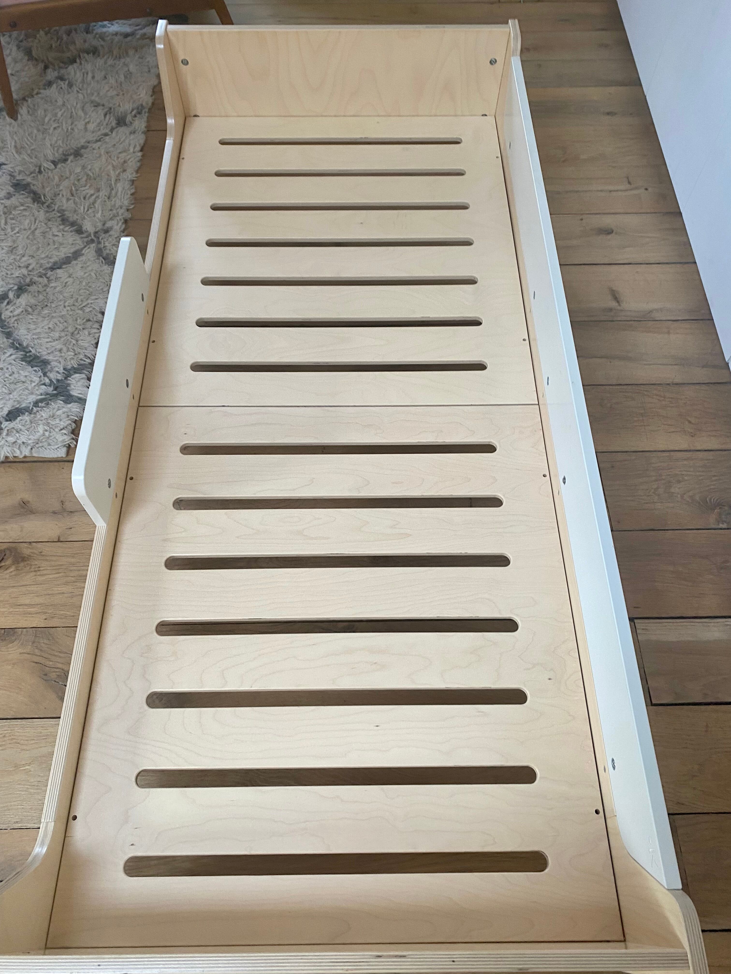 Evolutionary children's bed in light wood