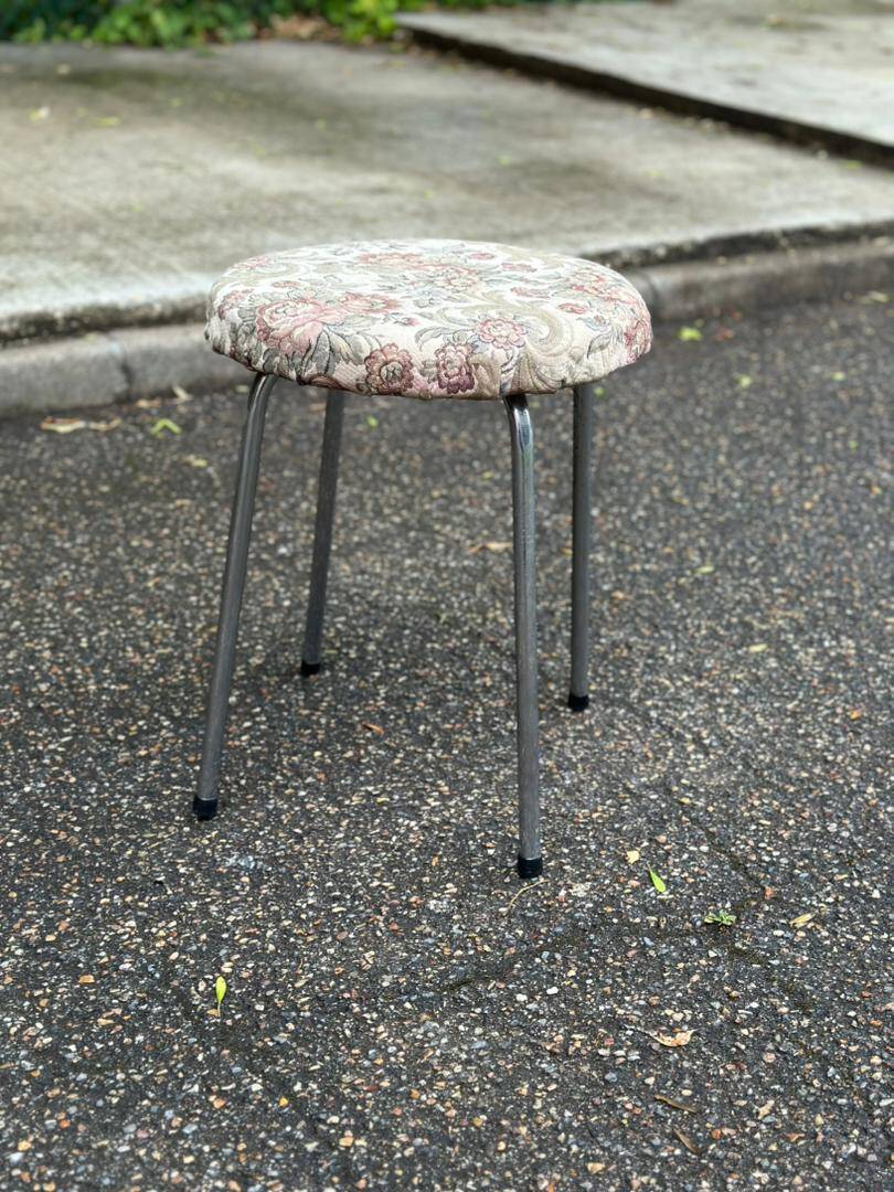 Vintage stool in chrome metal and upholstery from the 1960s.