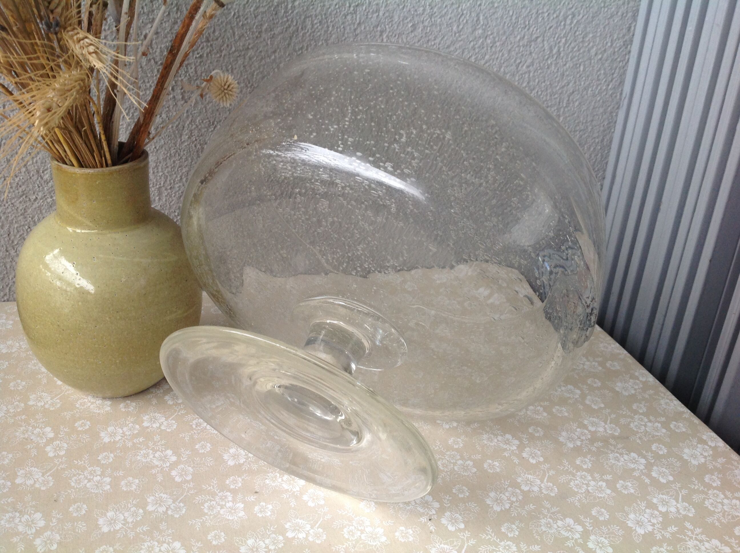 Biot cup in blown bubbled glass on foot