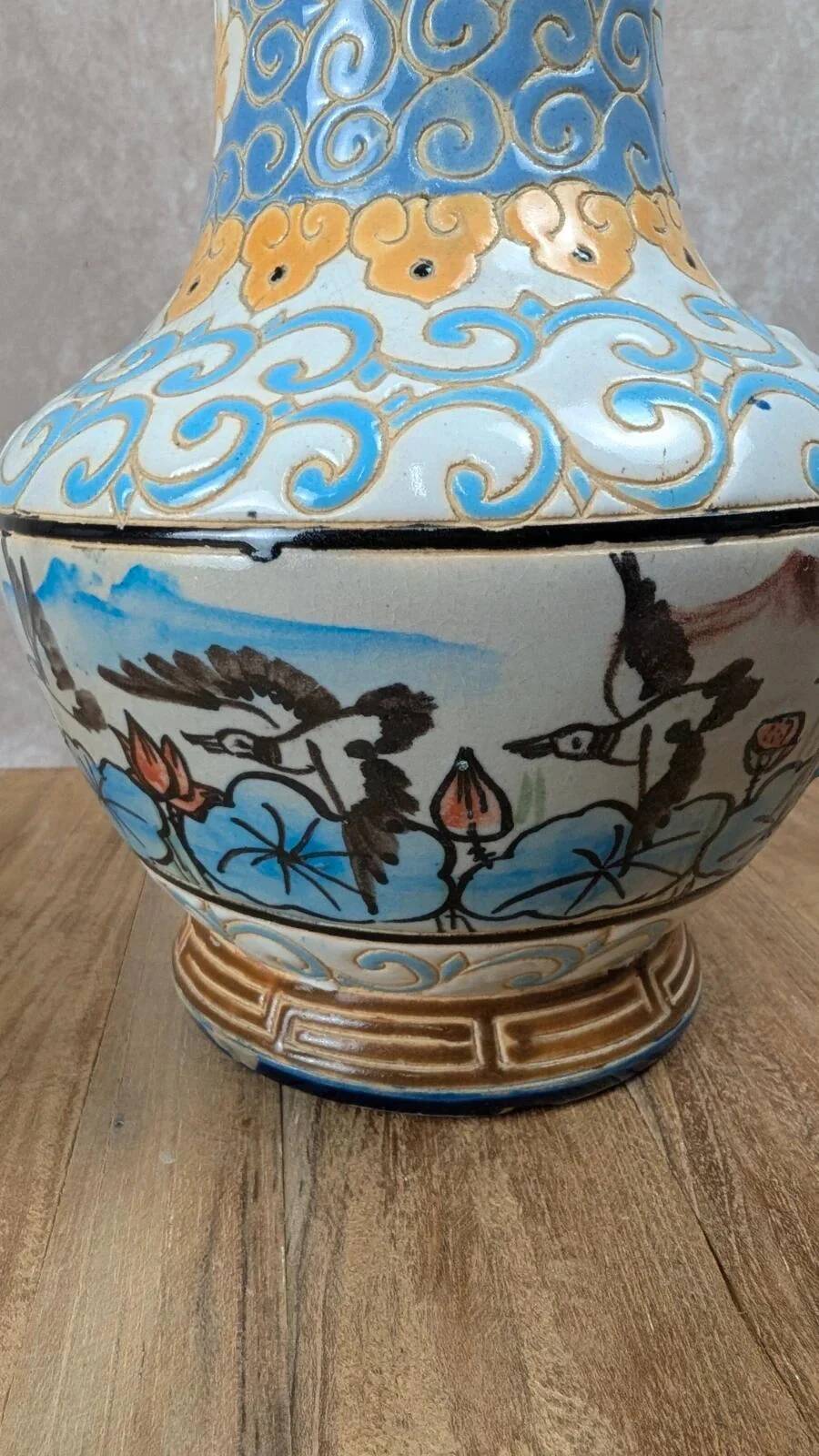 Vase japonisant à décor d’oiseaux et fleurs de lotus