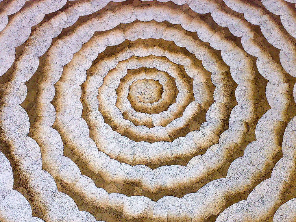 Round dining table in white lacquered wood, Italy, 1970s, decorated eggshell top