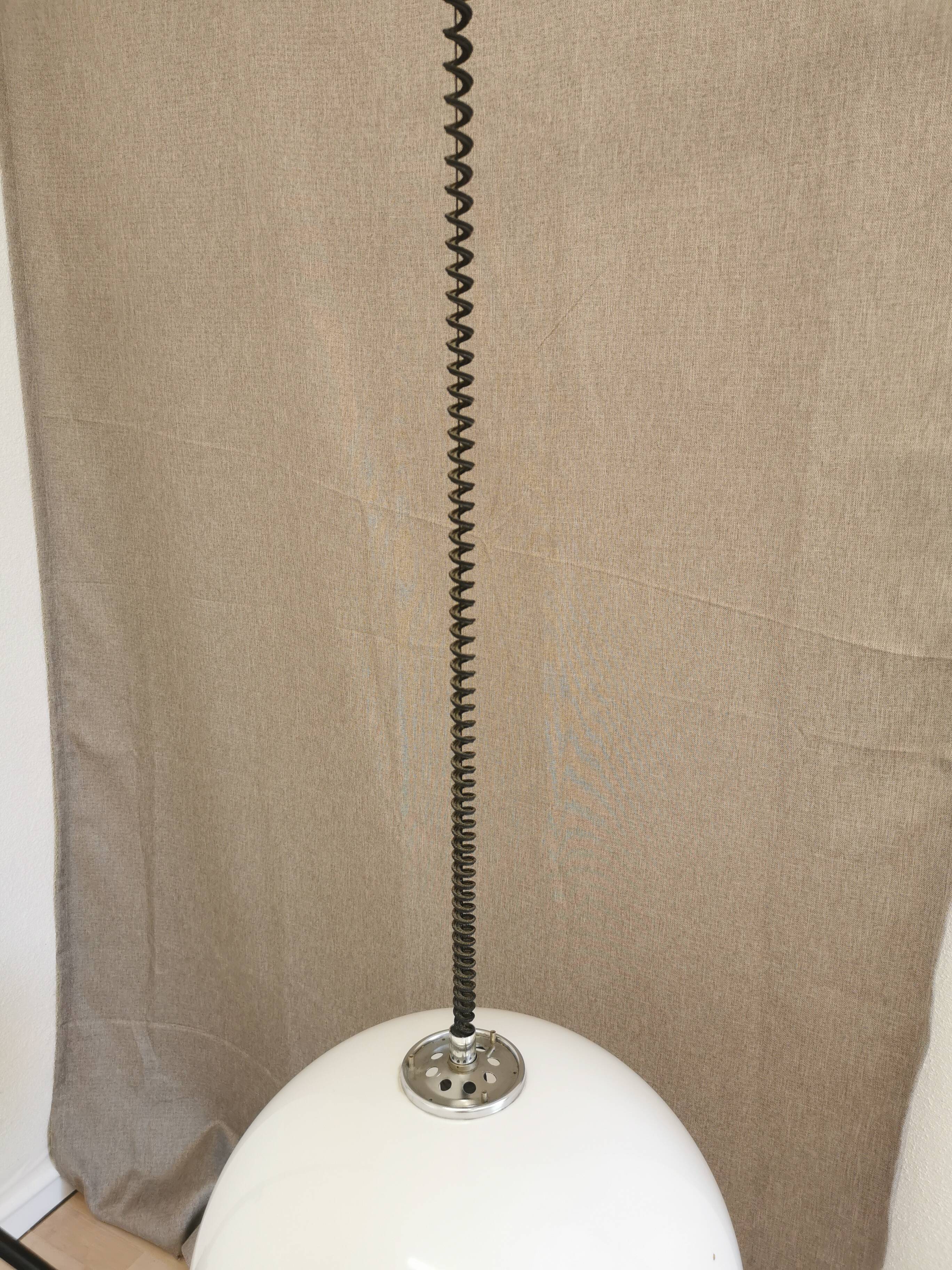 Suspension Meblo blanche vintage : luminaires italiens des années 1970, inspirés de l'ère spatiale.