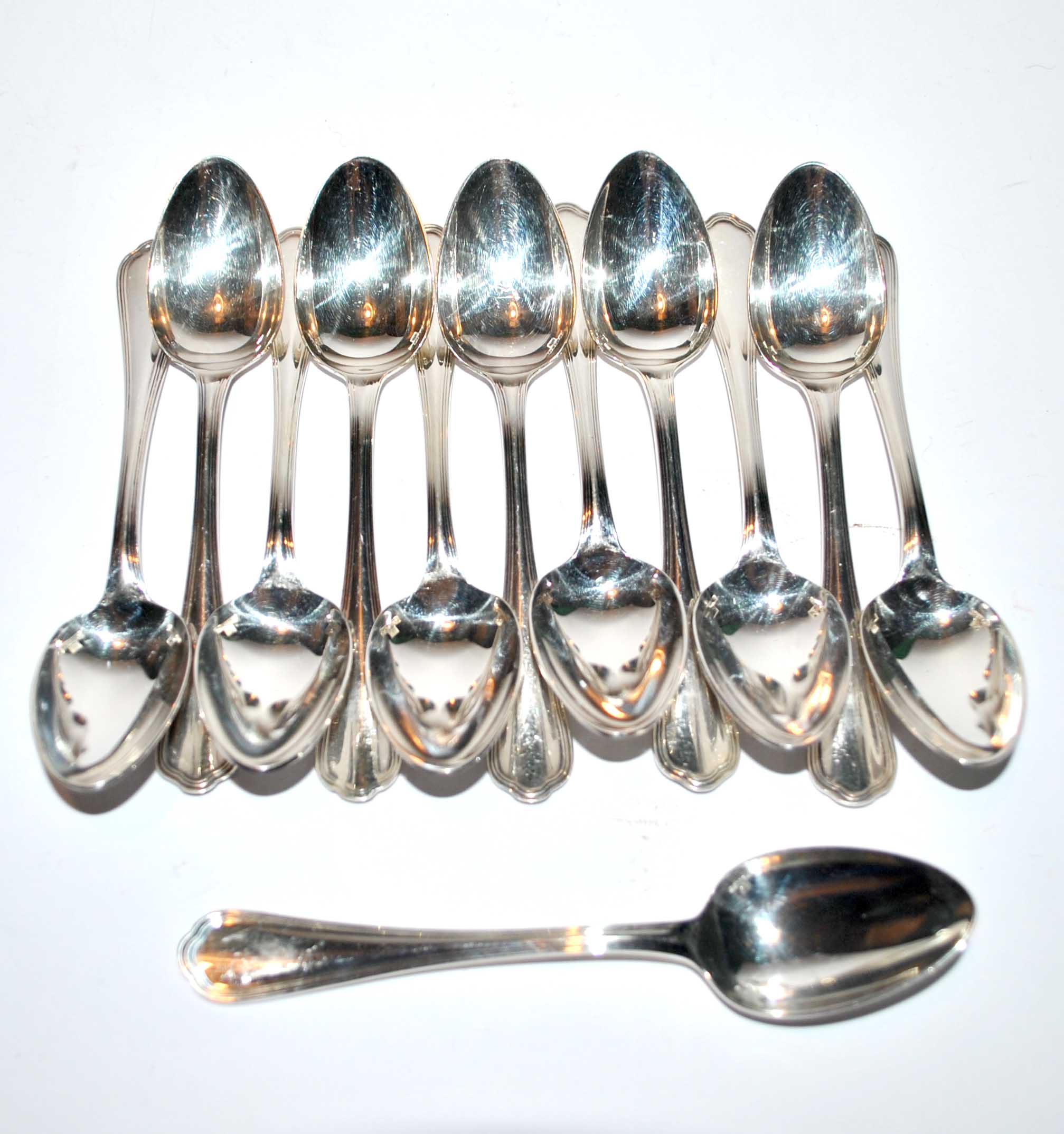 Série de 12 cuillères à café spatours en métal argenté au filet Christofle