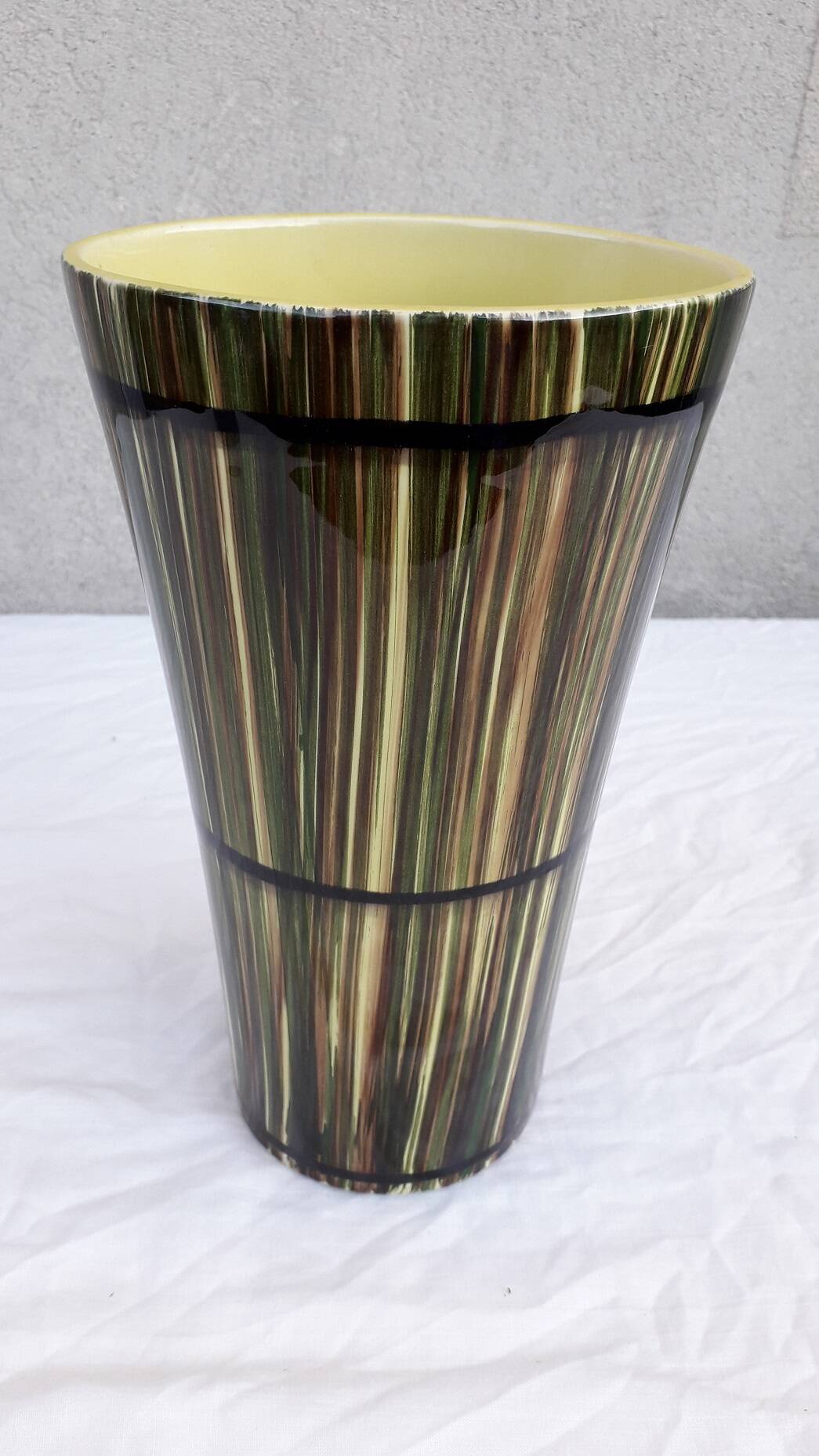 Saint Clément vase with striped patterns