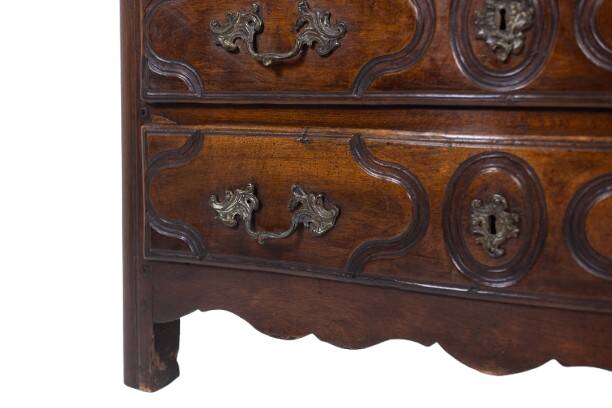 Parisian chest of drawers with 5 drawers, made of solid walnut, from the Louis XIV period.