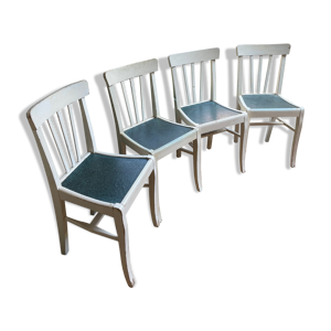 Quatre chaises blanches