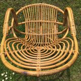 Fauteuil vintage en rotin de forme ovoïde.