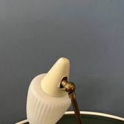 Lampe de bureau en verre opalin de style Art déco du milieu du siècle