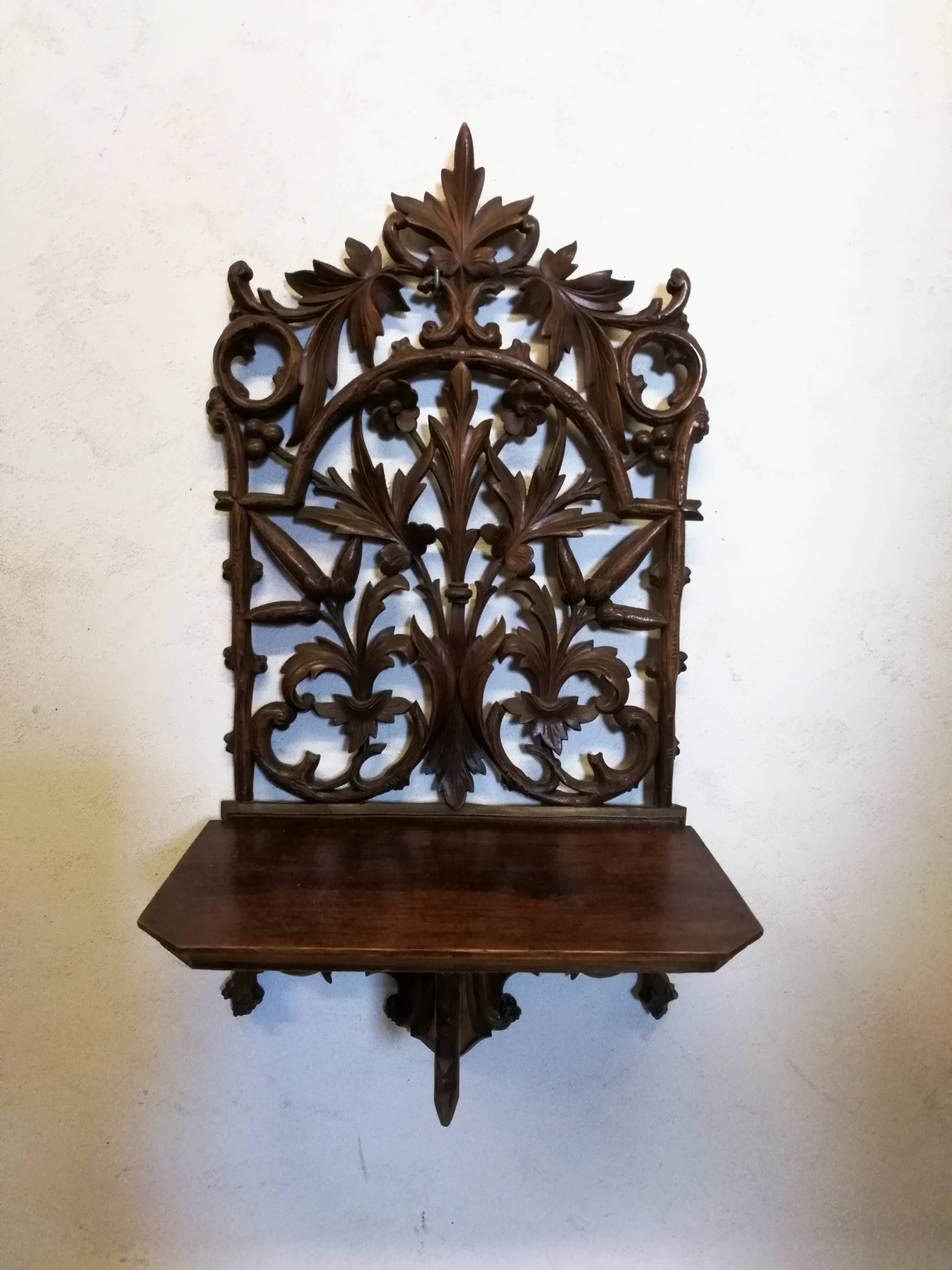 Étagère murale en bois sculpté