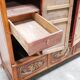 Armoire de mariage chinoise ancienne en orme sculpté et laqué – École de Ni