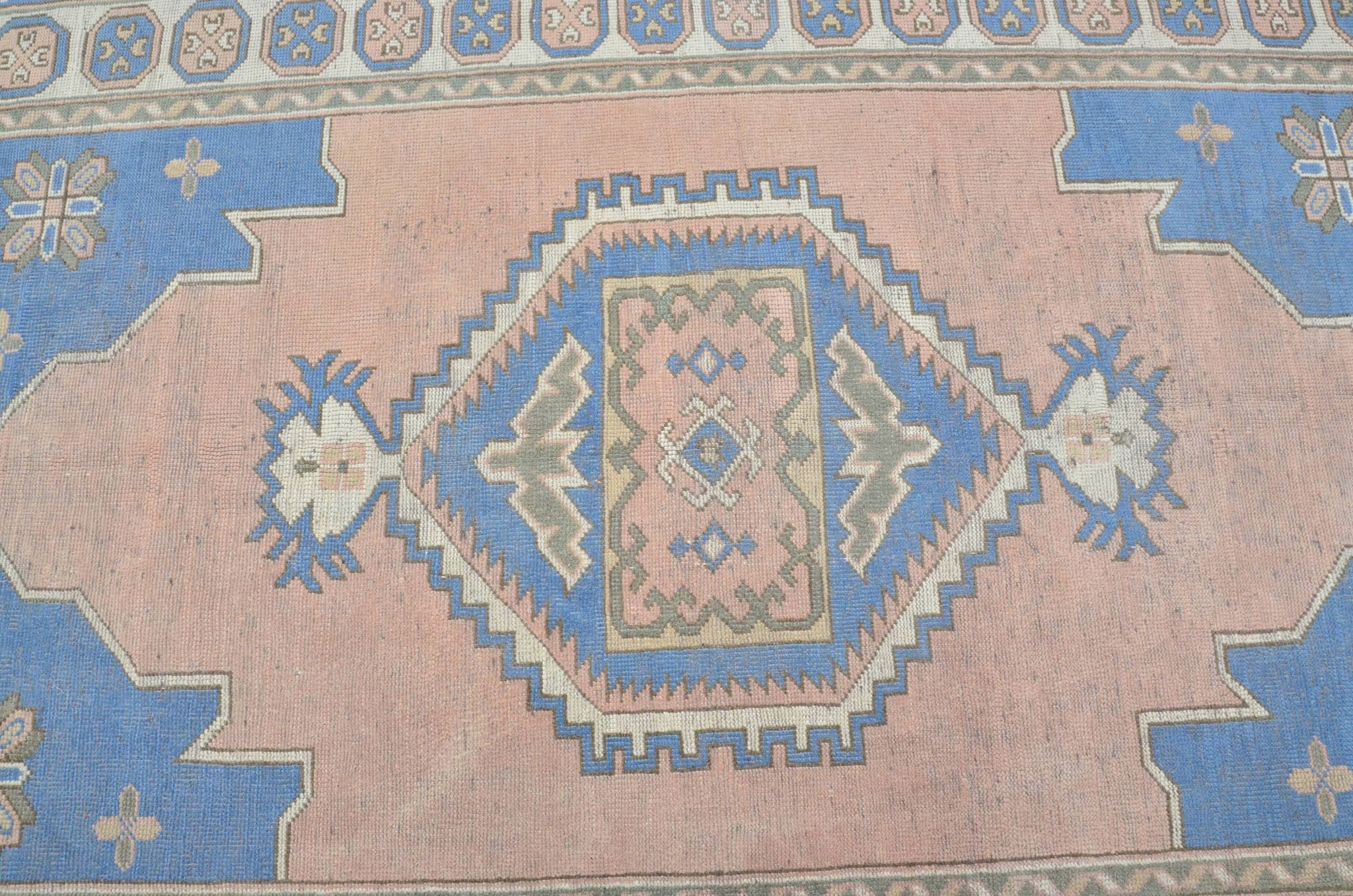 Anatolian floral patterned Oushak rug, reference 3571